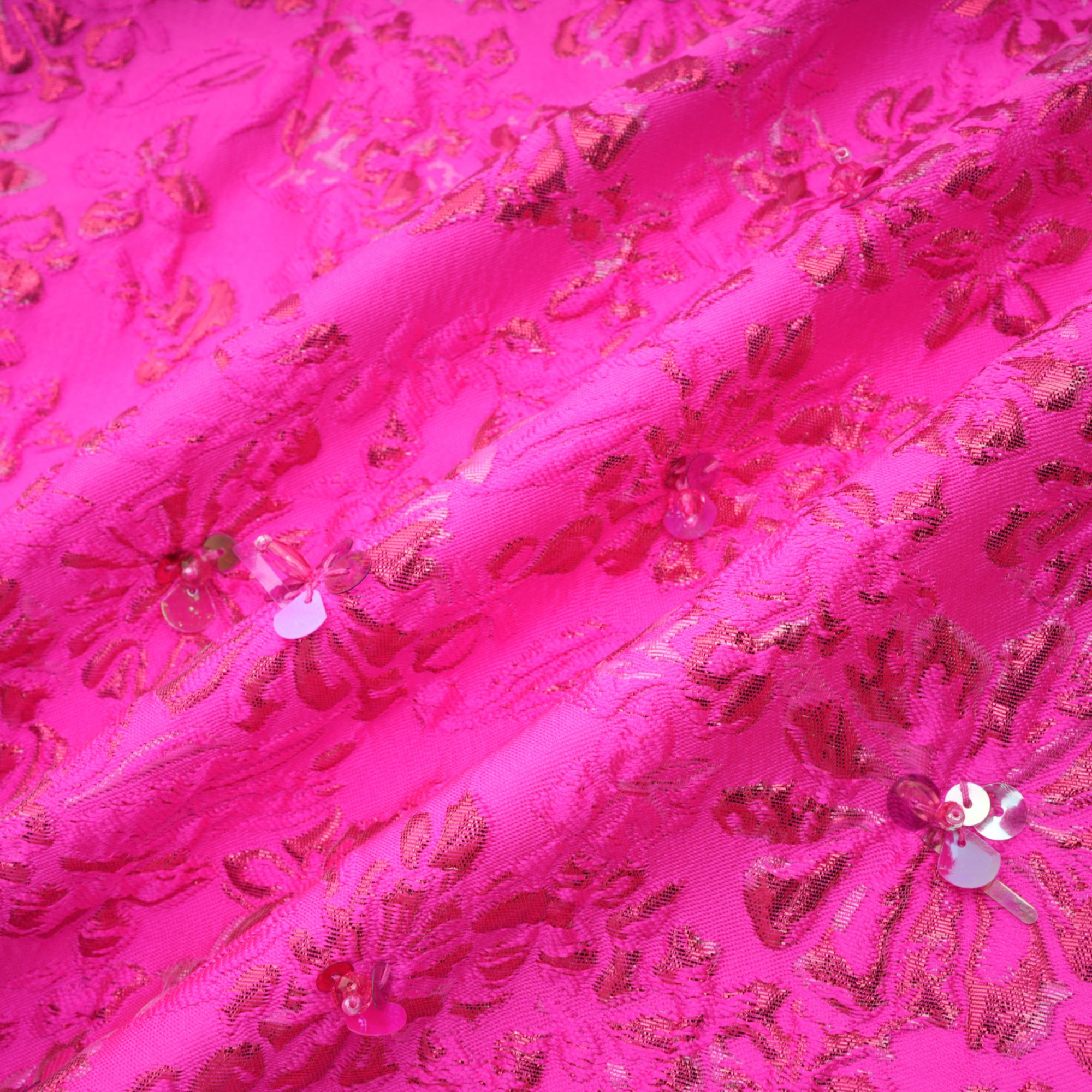 فستان قصير مزين بتطريزات الأزهار من سيليستيا