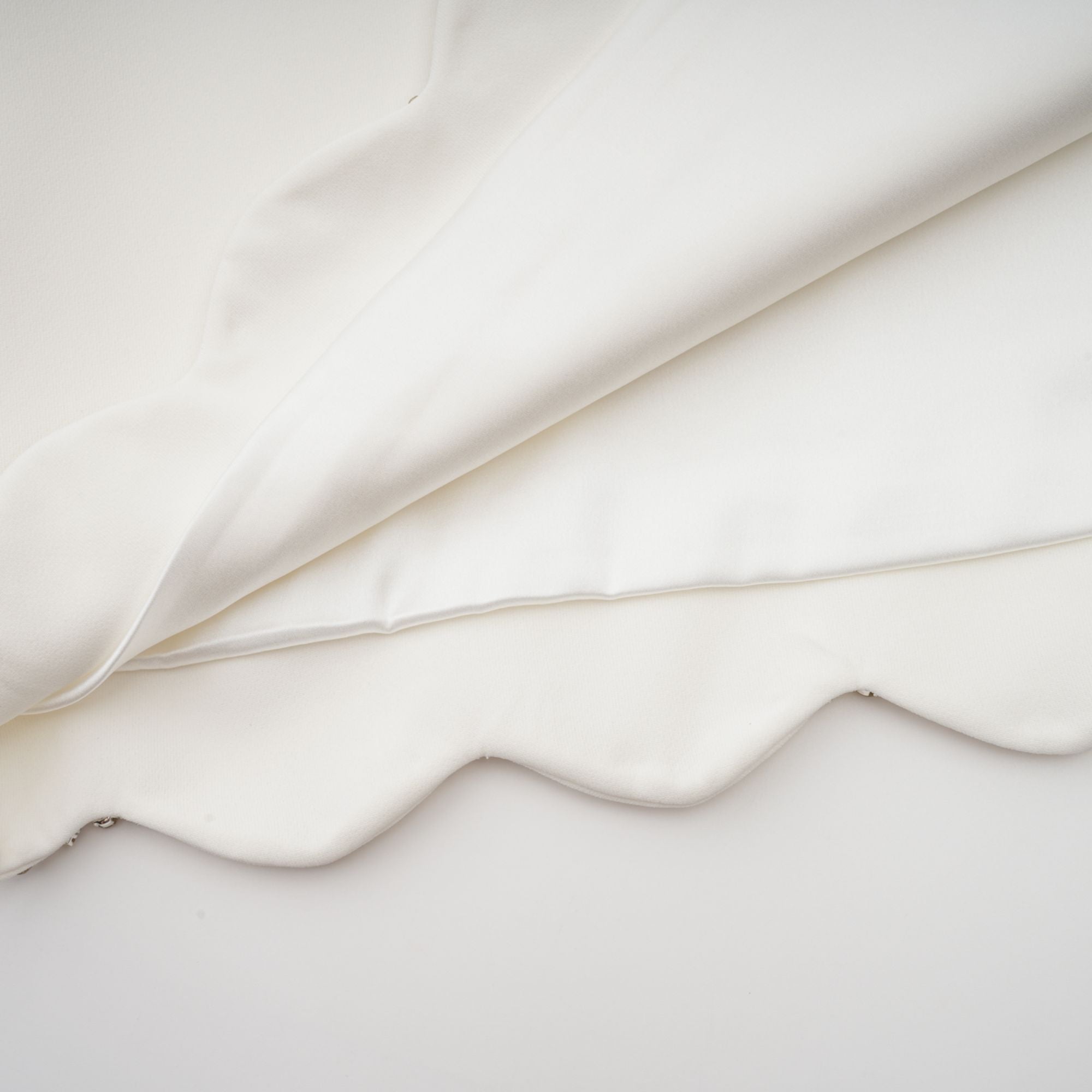 فستان بيرينيس الأبيض القصير المزين بالكريستال