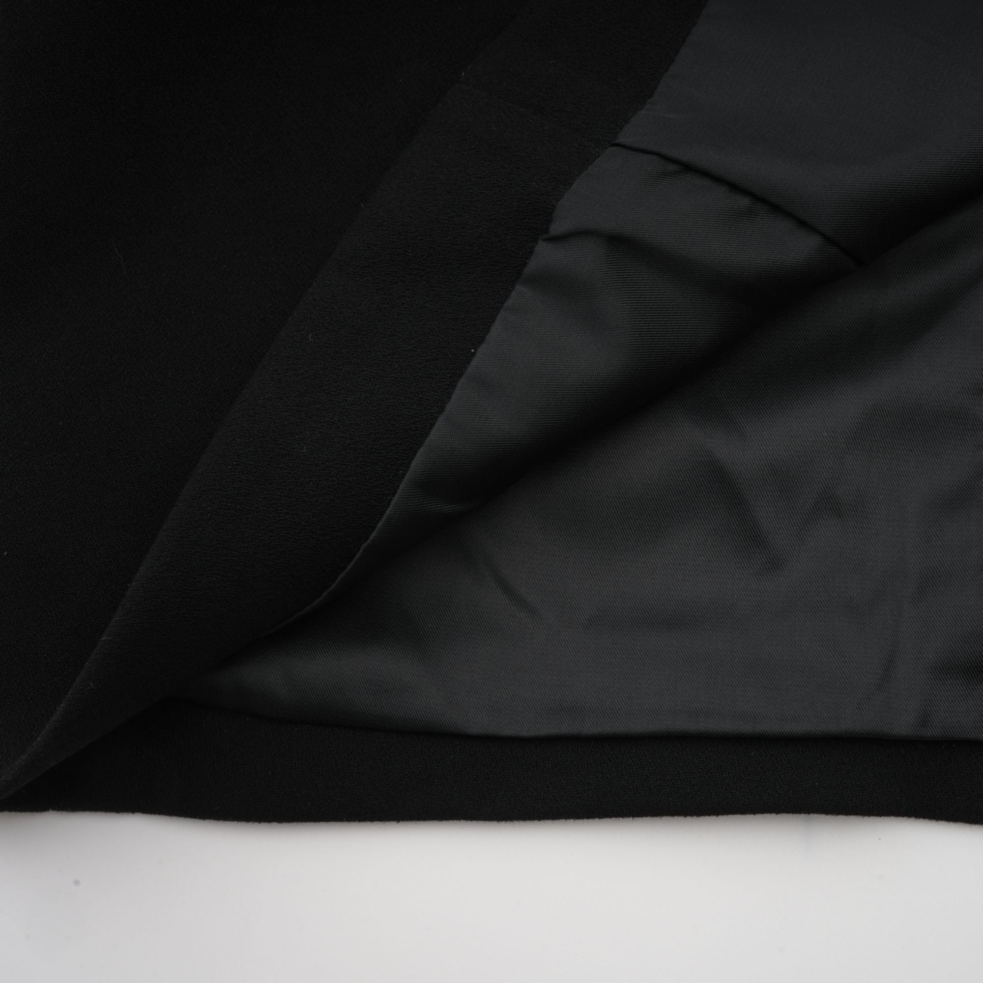 فستان ماكسي أسود مزين بالكريستال من إيميلدا