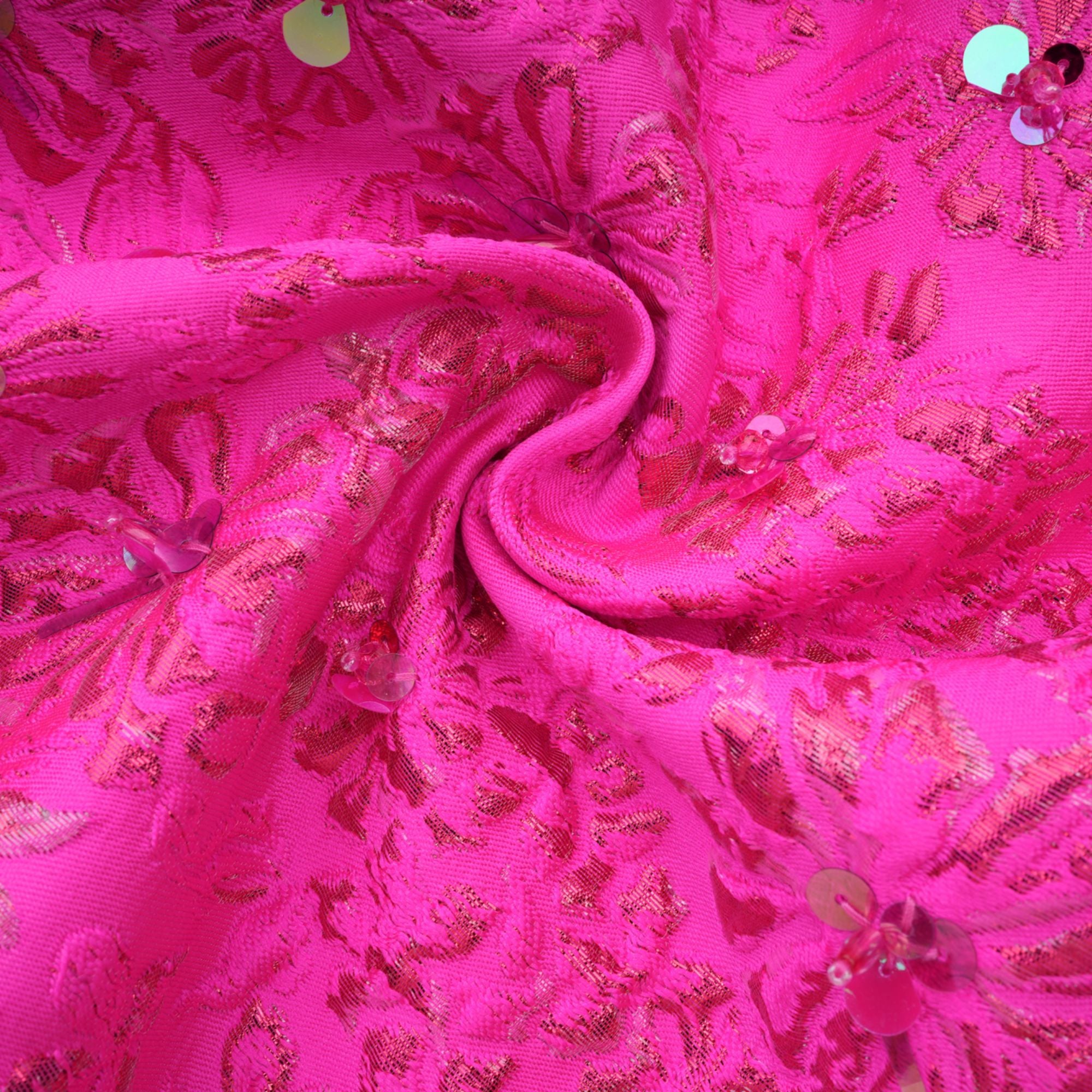 فستان قصير مزين بتطريزات الأزهار من سيليستيا