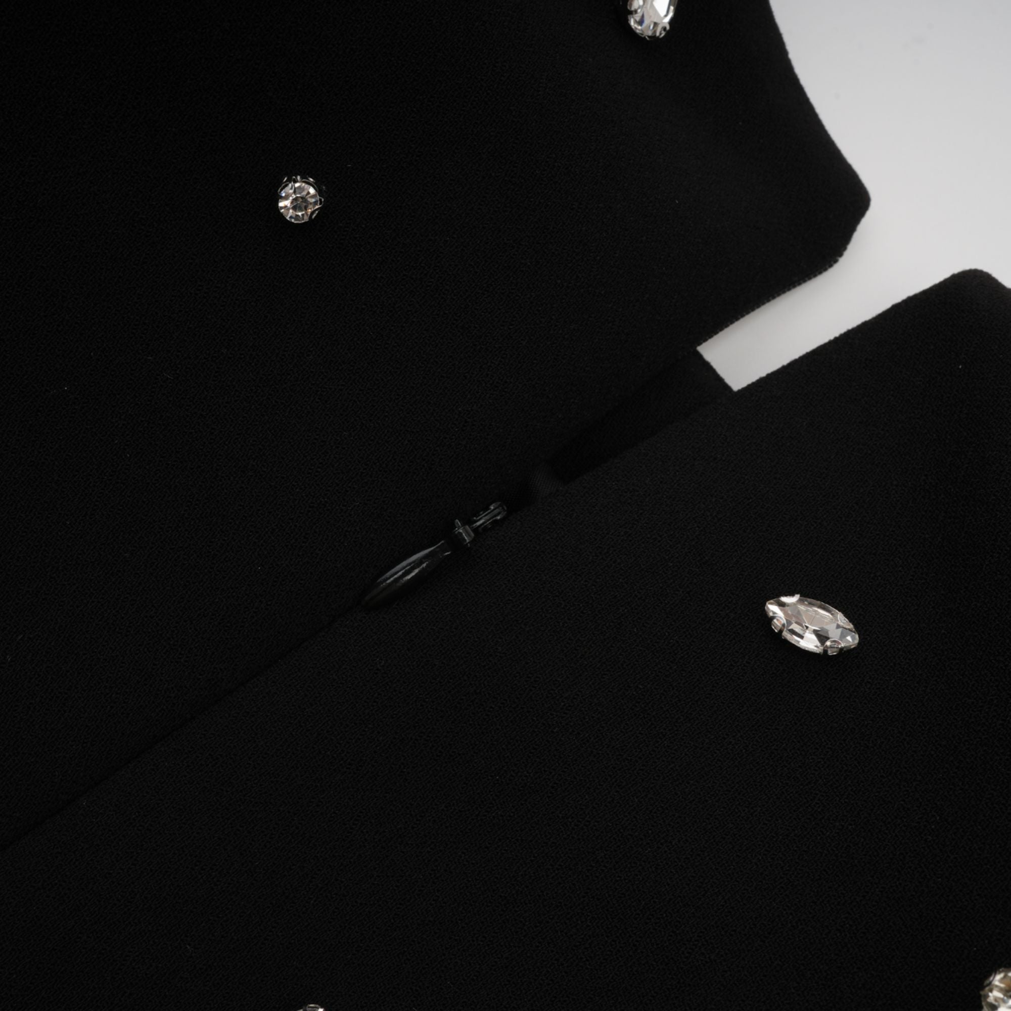 فستان ماكسي أسود مزين بالكريستال من إيميلدا