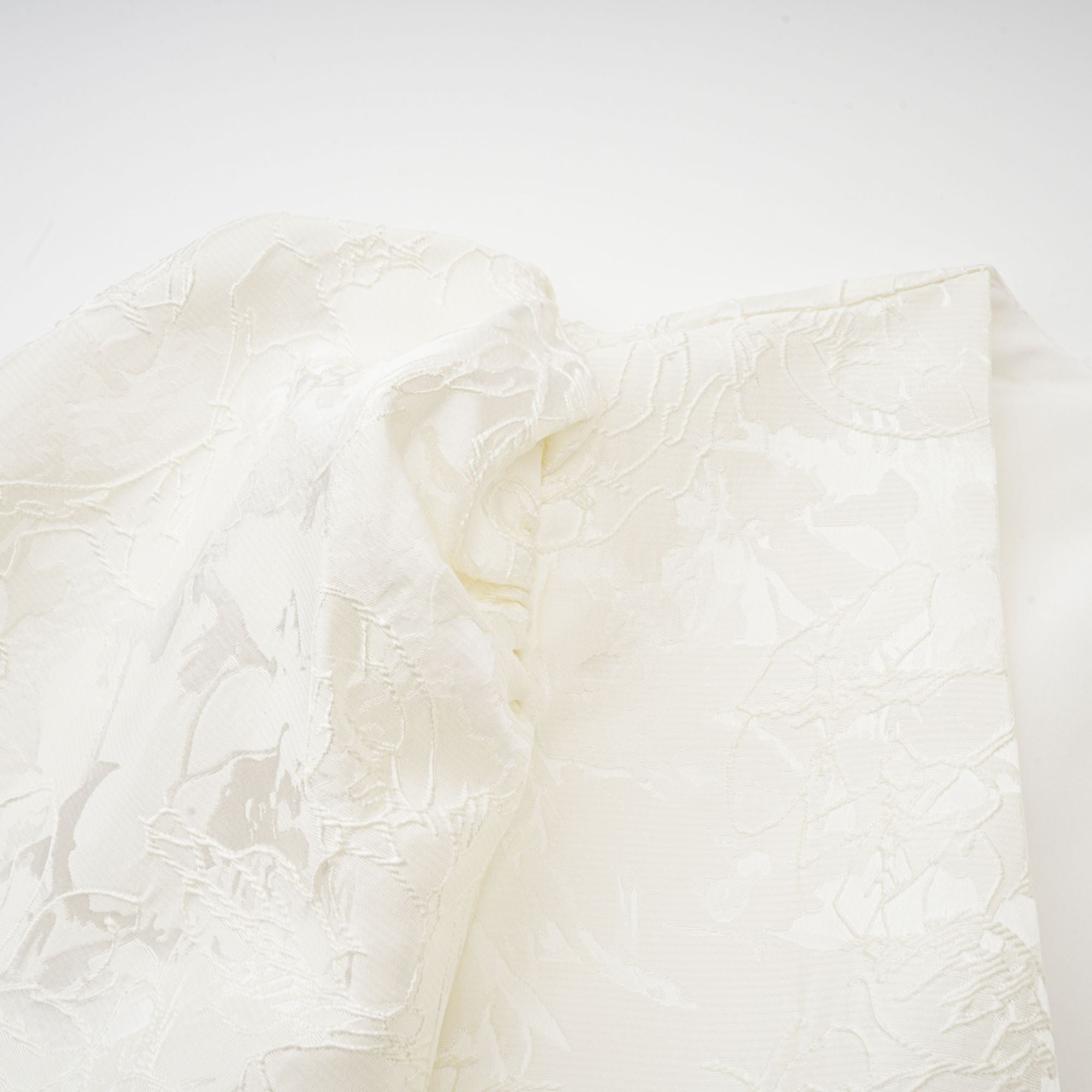 فستان كوليت قصير من الجاكار باللون الأبيض