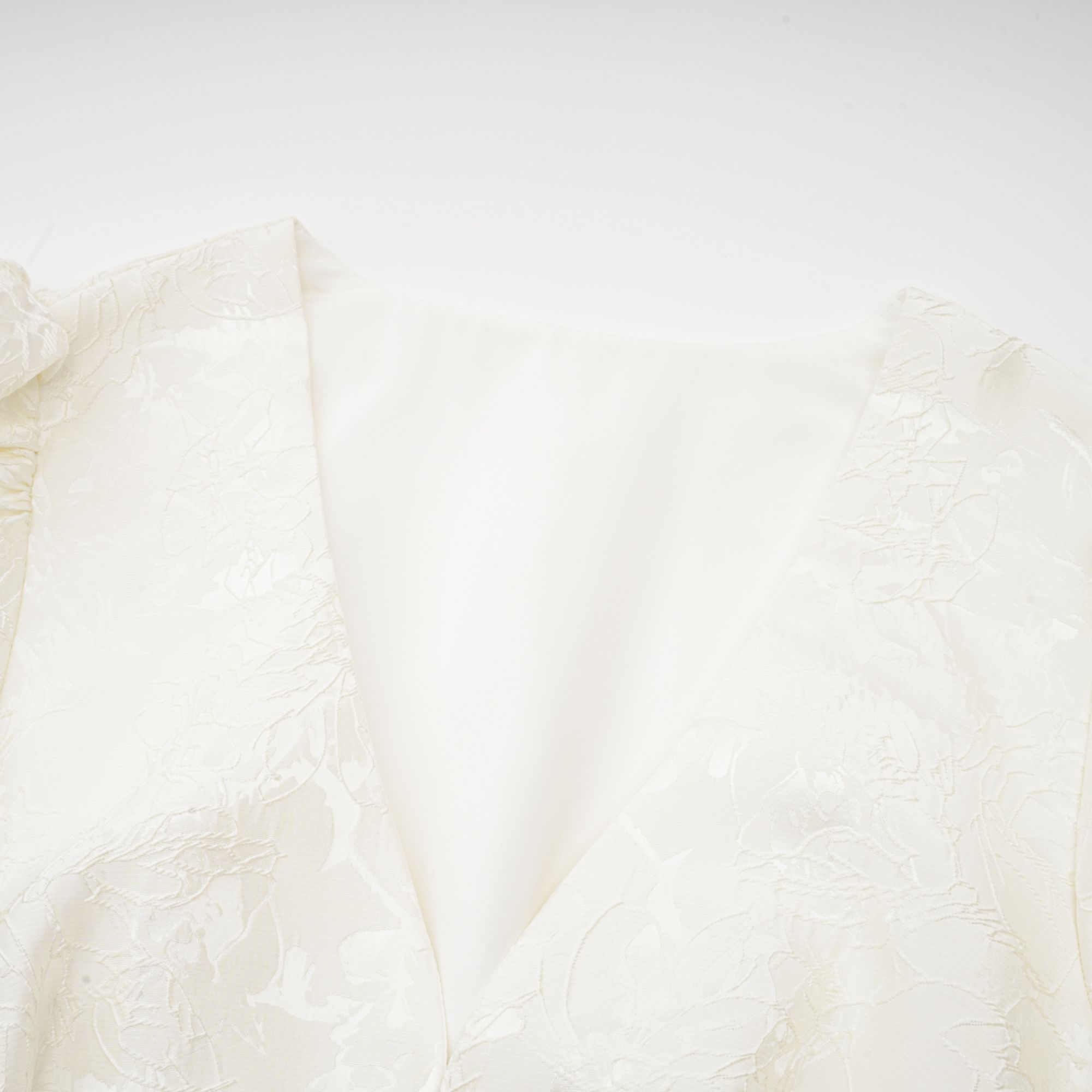 فستان كوليت قصير من الجاكار باللون الأبيض