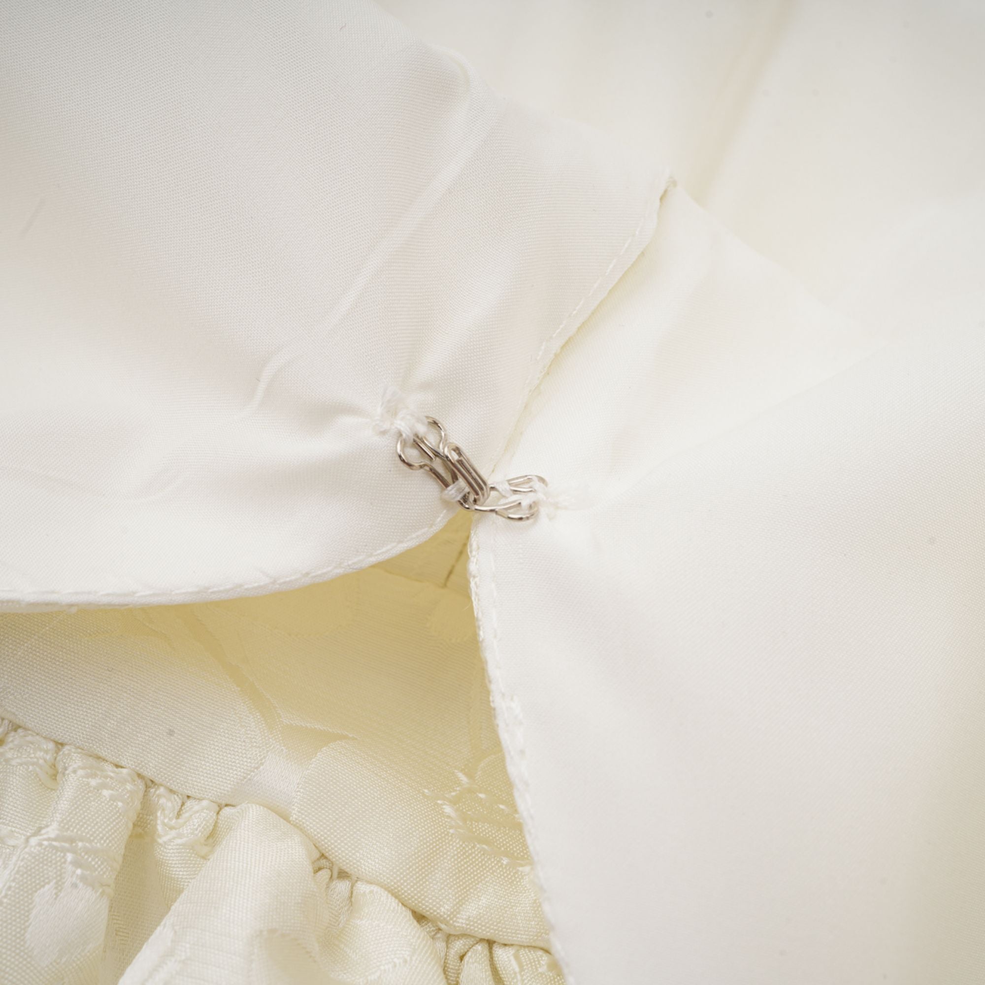 فستان كوليت قصير من الجاكار باللون الأبيض