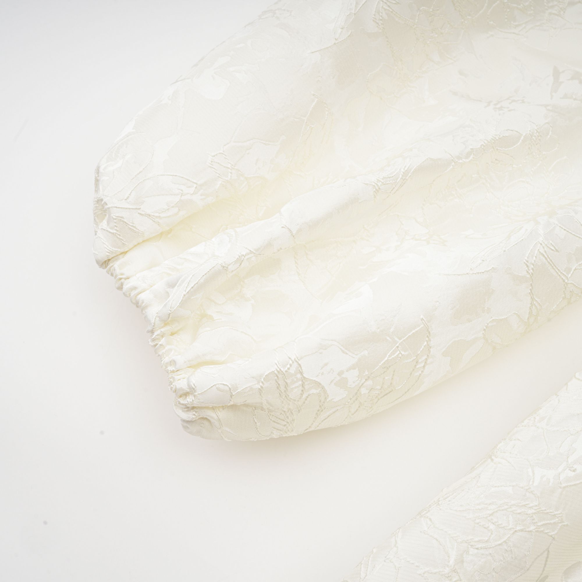 فستان كوليت قصير من الجاكار باللون الأبيض