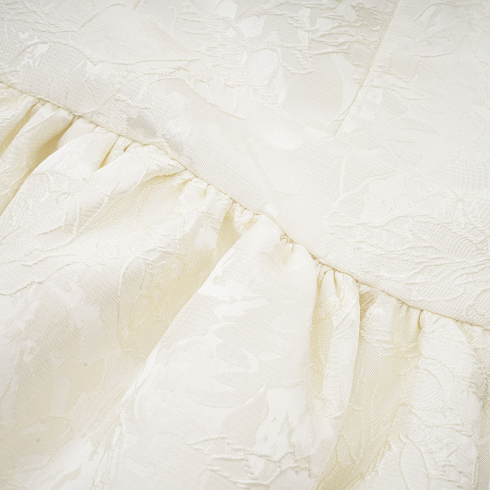 فستان كوليت قصير من الجاكار باللون الأبيض