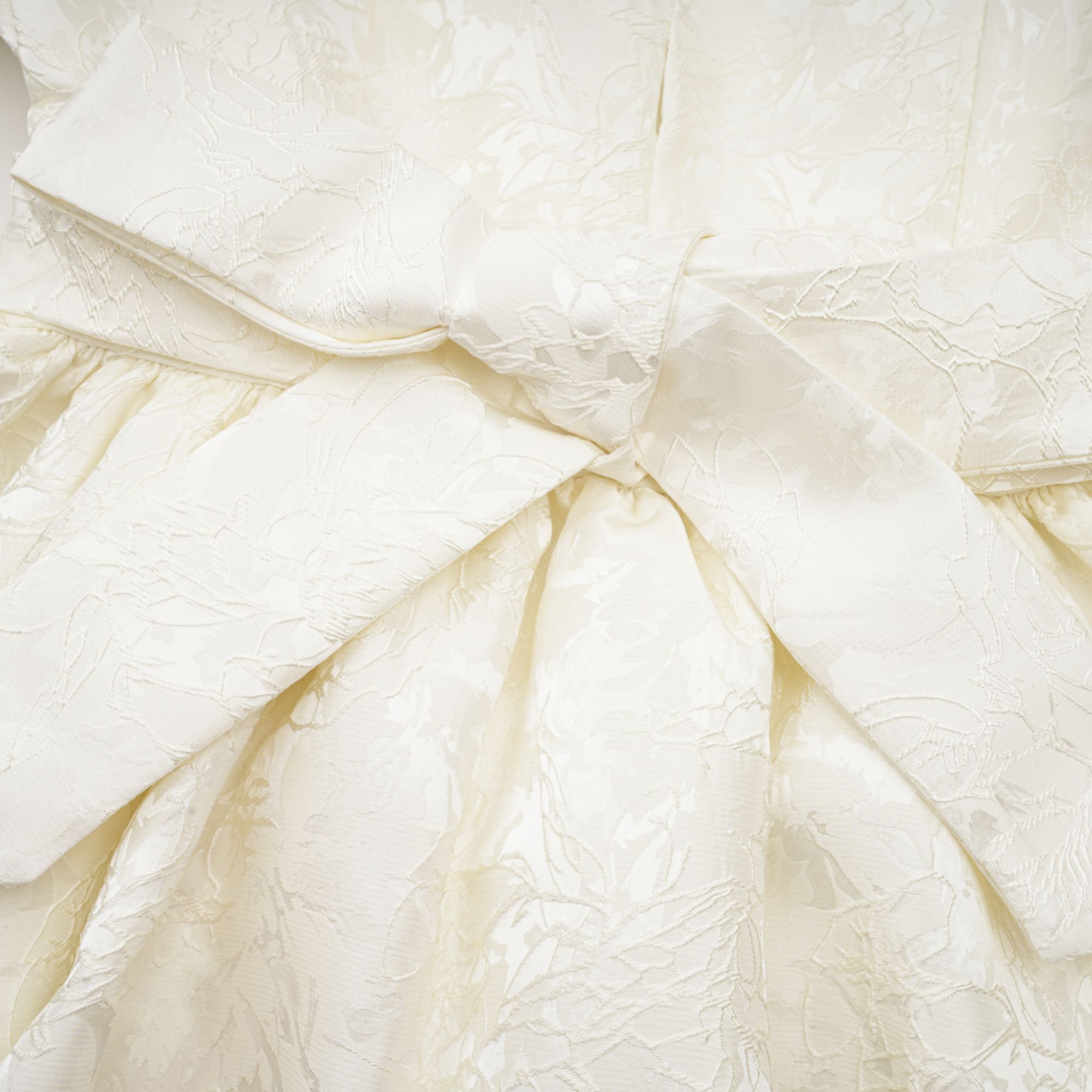 فستان كوليت قصير من الجاكار باللون الأبيض