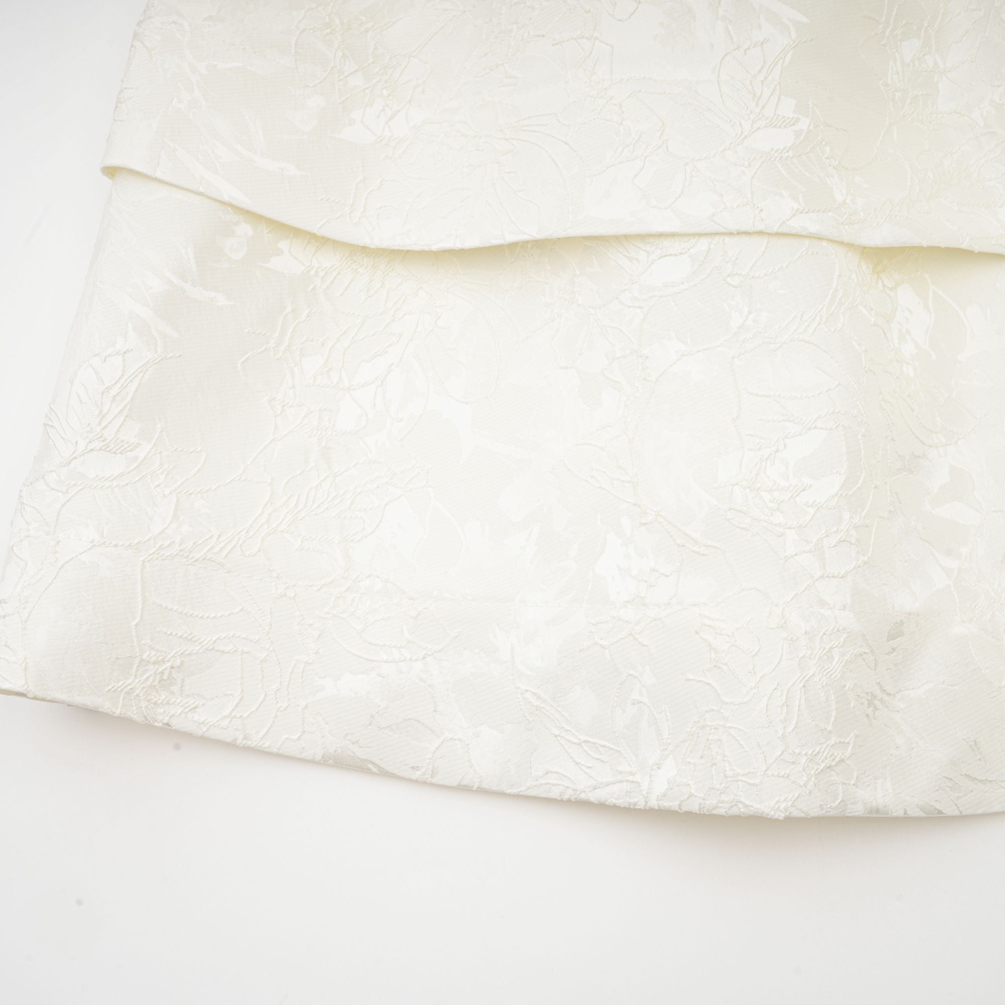 فستان كوليت قصير من الجاكار باللون الأبيض