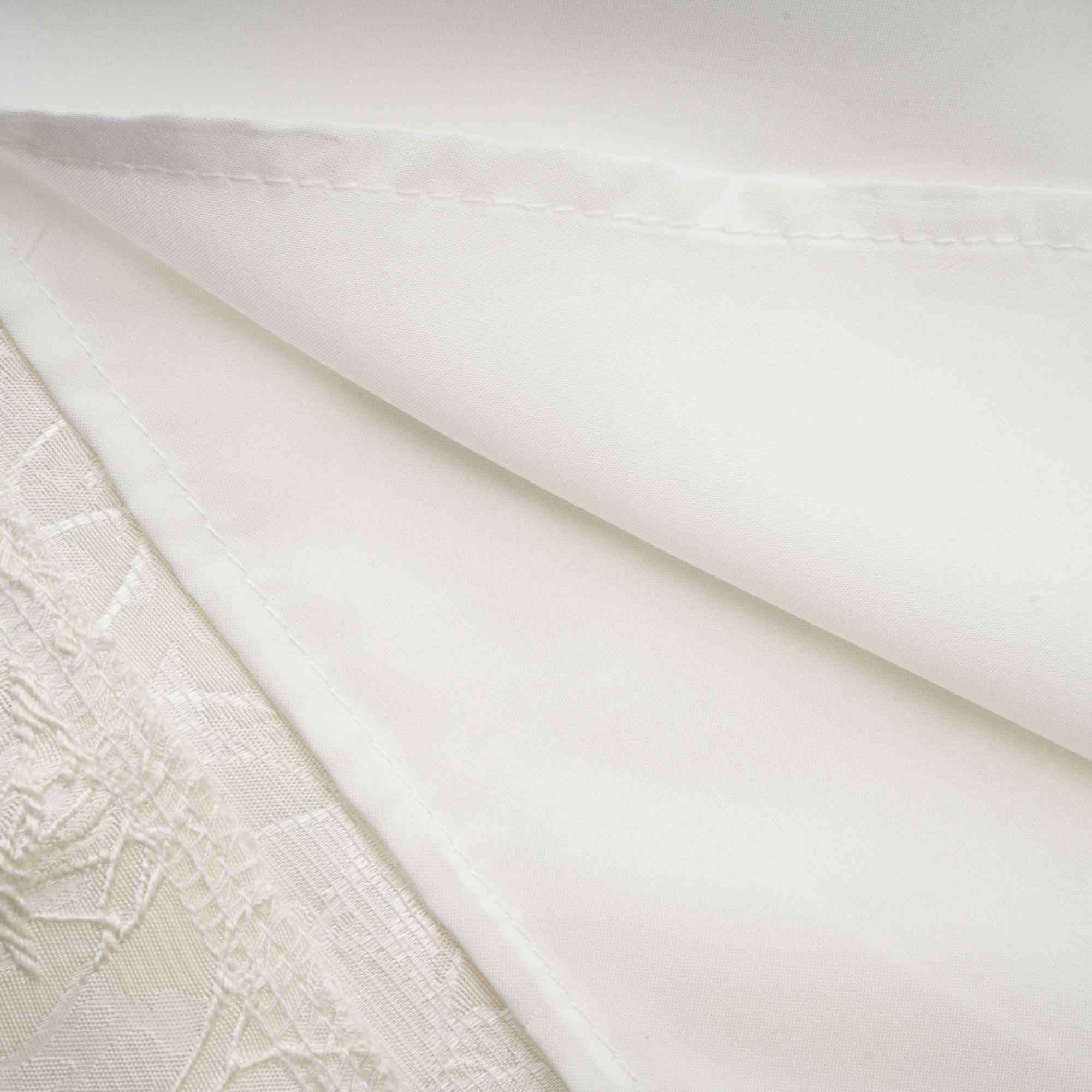 فستان كوليت قصير من الجاكار باللون الأبيض