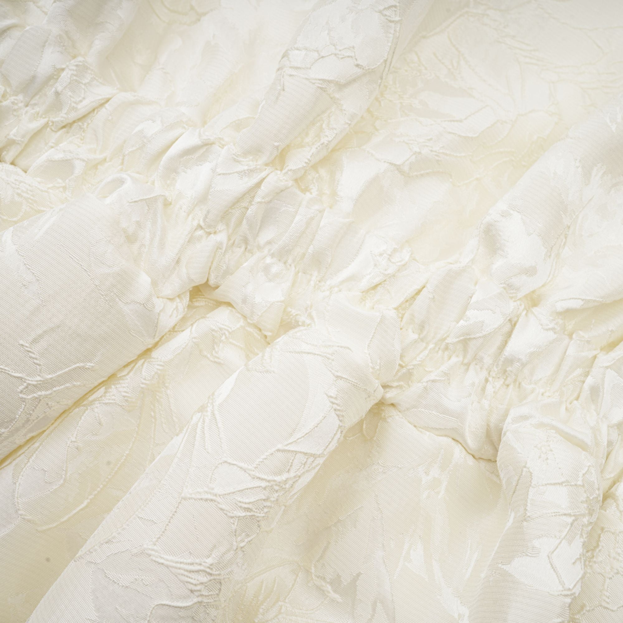 فستان كوليت قصير من الجاكار باللون الأبيض