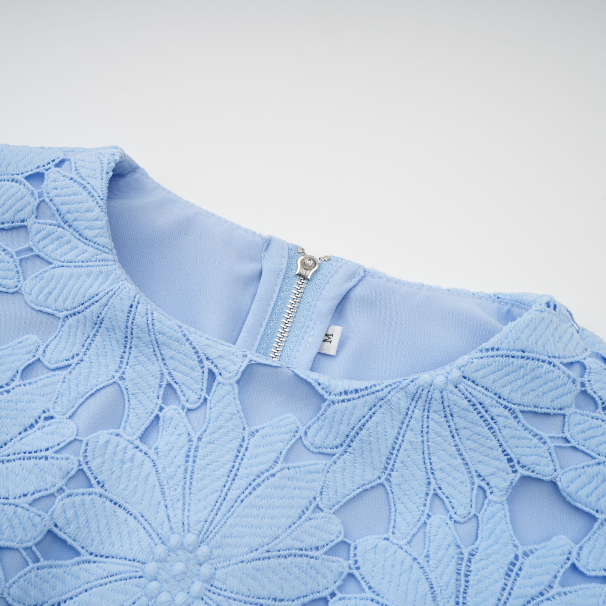 طقم أودري بلو مكون من بلوزة وتنورة متناسقتين من الدانتيل المزخرف