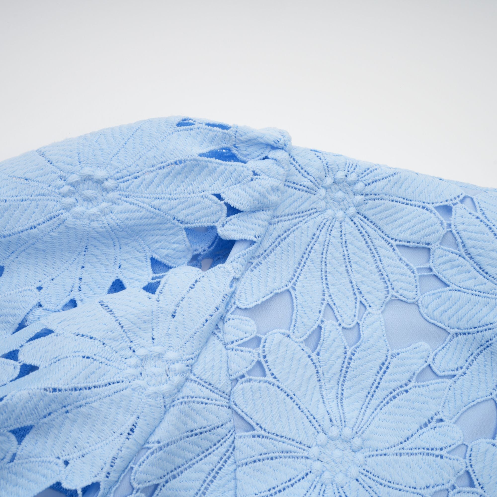 طقم أودري بلو مكون من بلوزة وتنورة متناسقتين من الدانتيل المزخرف