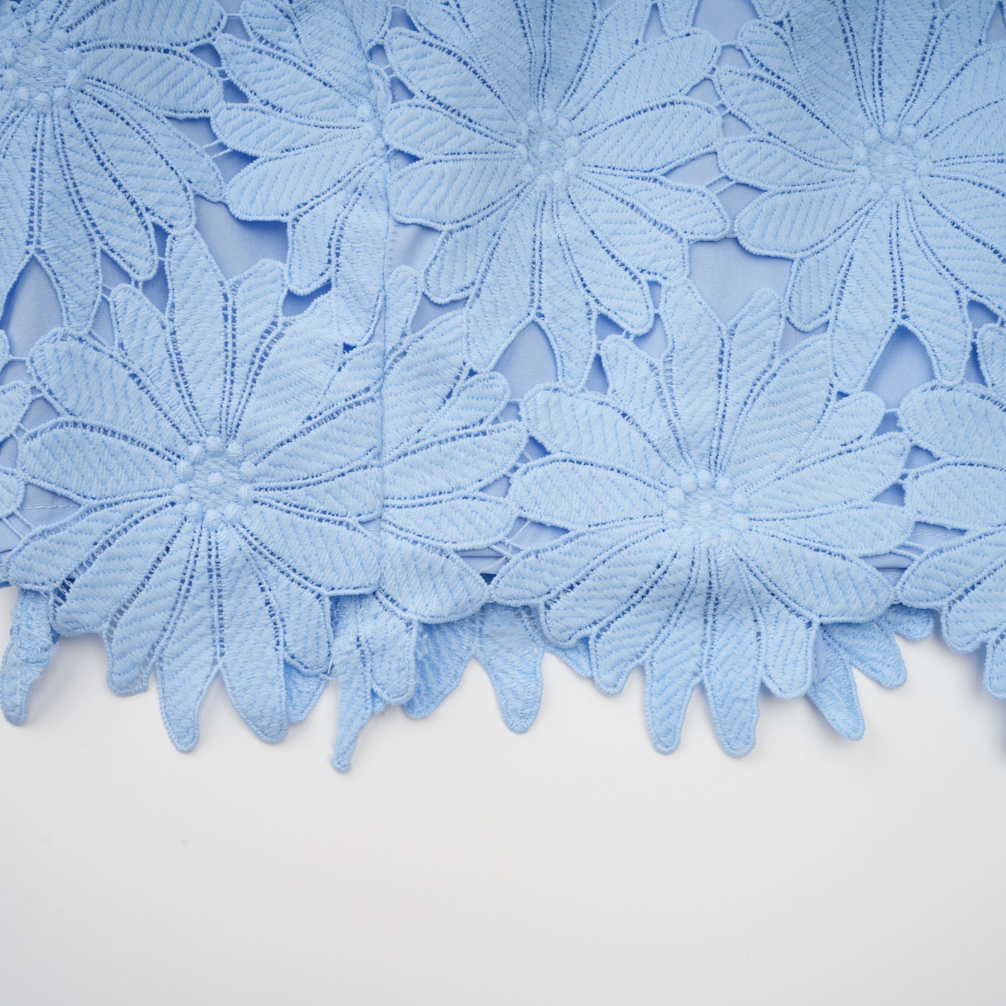 طقم أودري بلو مكون من بلوزة وتنورة متناسقتين من الدانتيل المزخرف