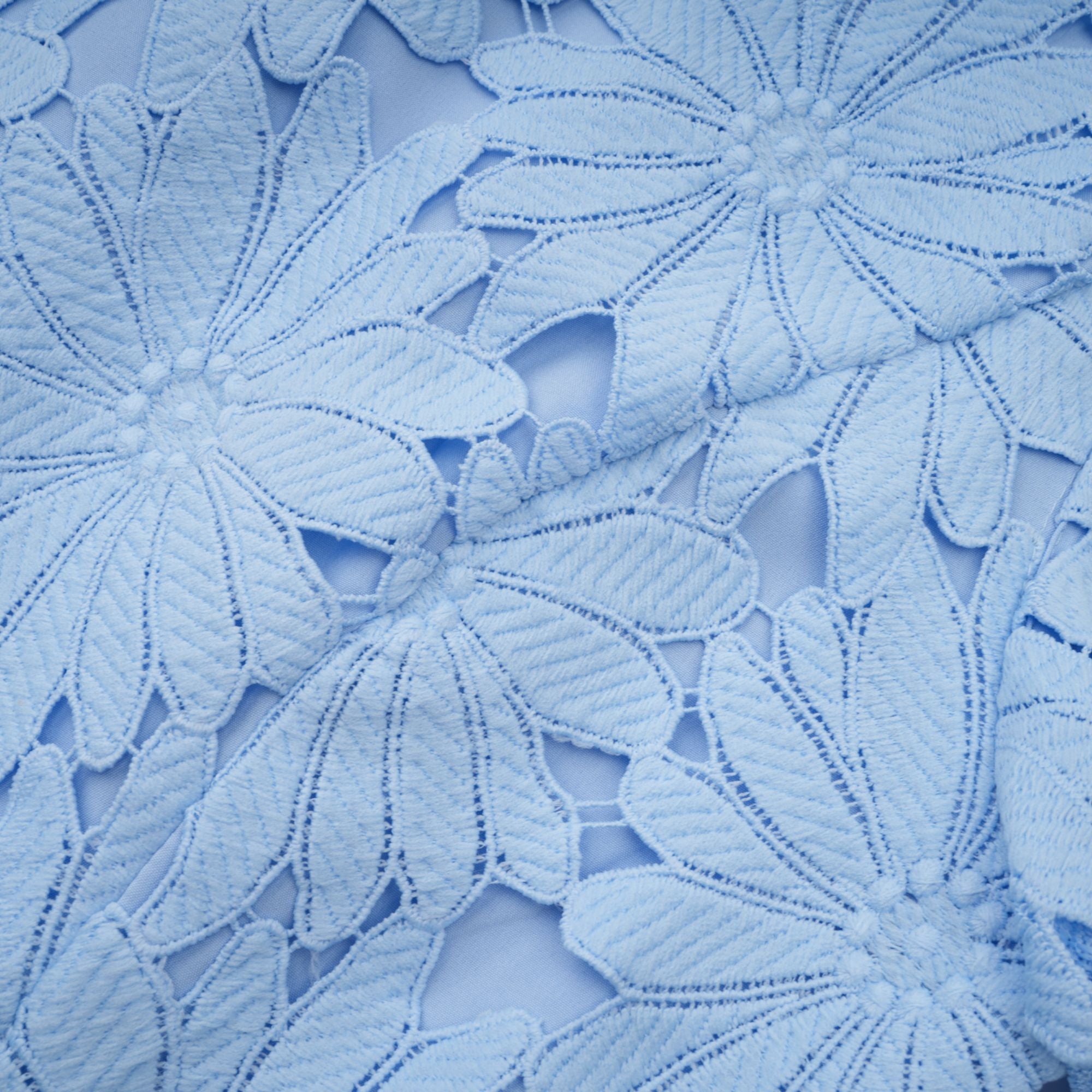 طقم أودري بلو مكون من بلوزة وتنورة متناسقتين من الدانتيل المزخرف