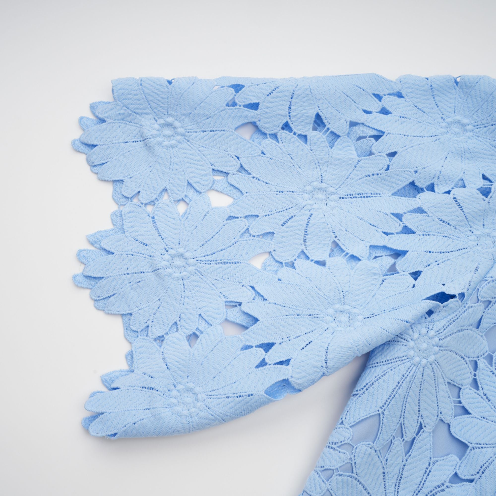 طقم أودري بلو مكون من بلوزة وتنورة متناسقتين من الدانتيل المزخرف