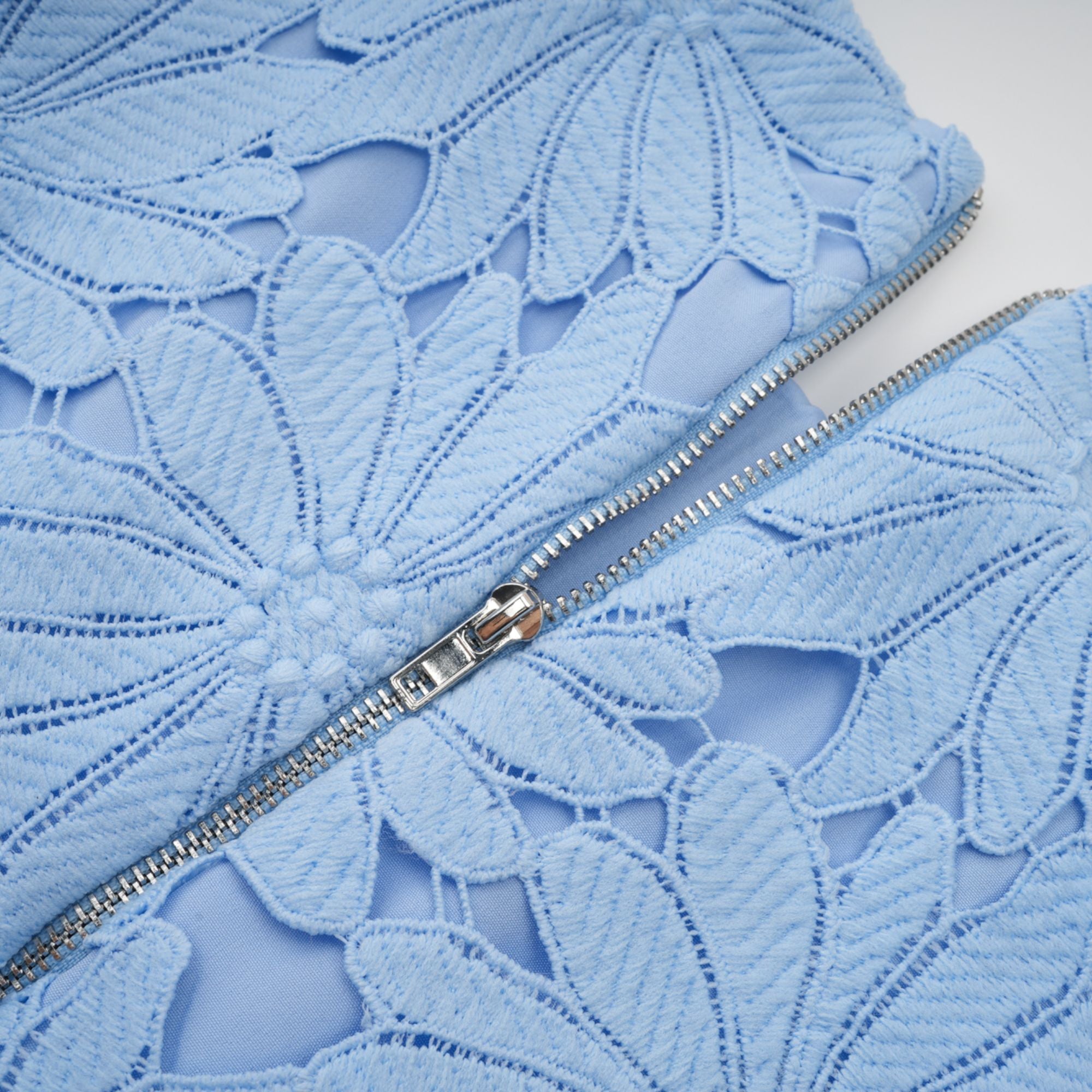 طقم أودري بلو مكون من بلوزة وتنورة متناسقتين من الدانتيل المزخرف