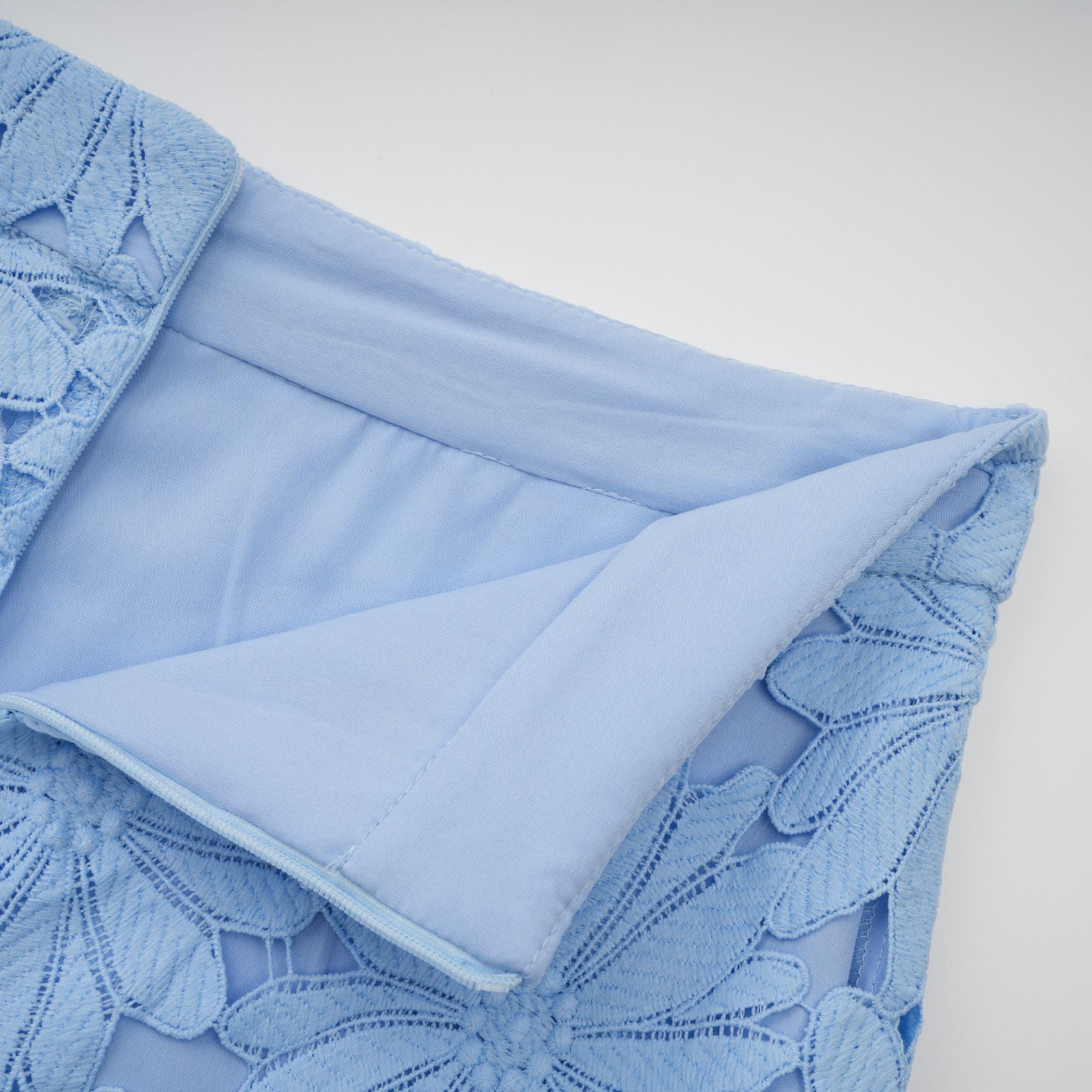 طقم أودري بلو مكون من بلوزة وتنورة متناسقتين من الدانتيل المزخرف