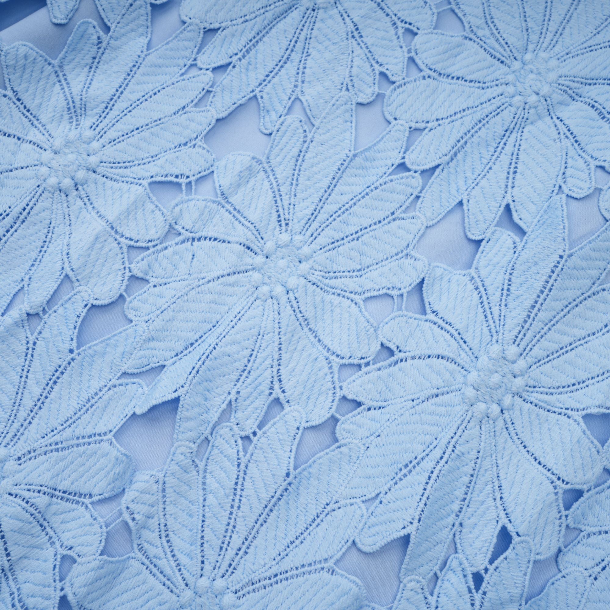 طقم أودري بلو مكون من بلوزة وتنورة متناسقتين من الدانتيل المزخرف