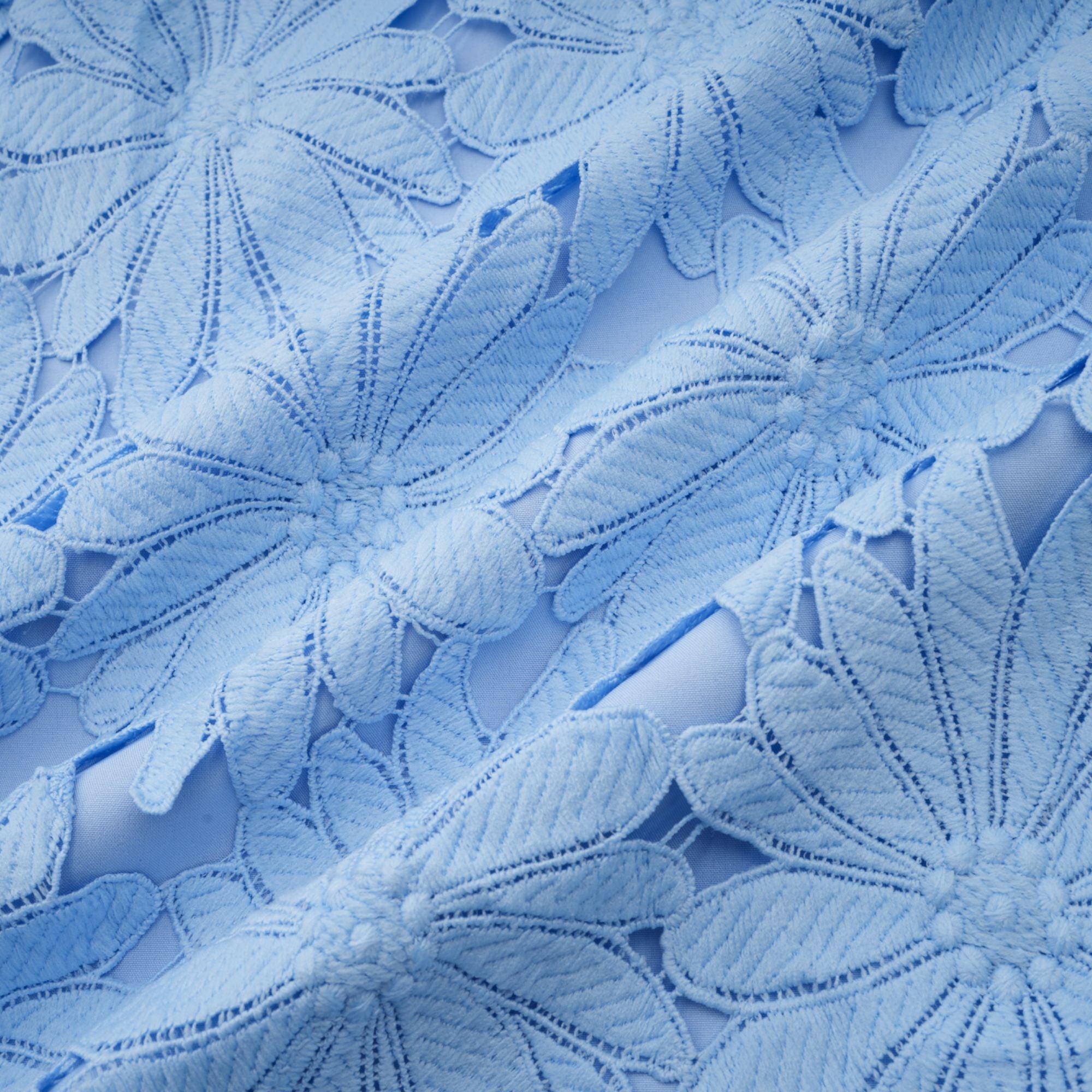 طقم أودري بلو مكون من بلوزة وتنورة متناسقتين من الدانتيل المزخرف