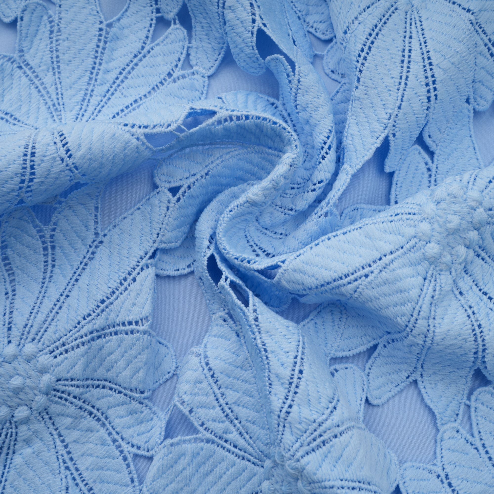 طقم أودري بلو مكون من بلوزة وتنورة متناسقتين من الدانتيل المزخرف