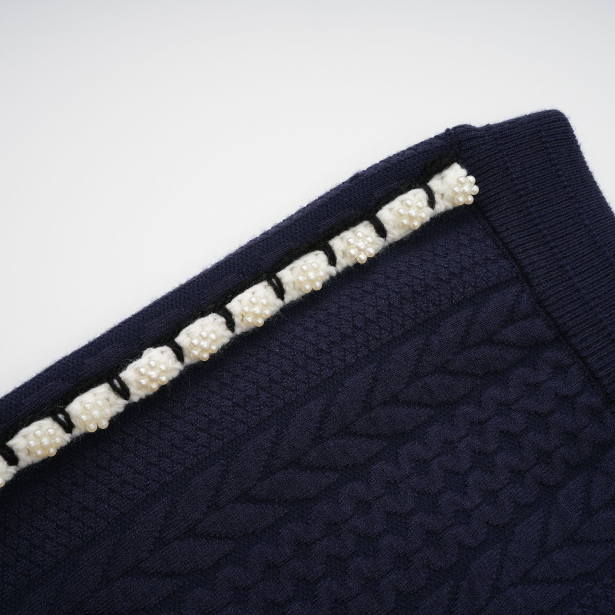 طقم كارديجان وبنطلون كروشيه باللون الأزرق الداكن من Elvira