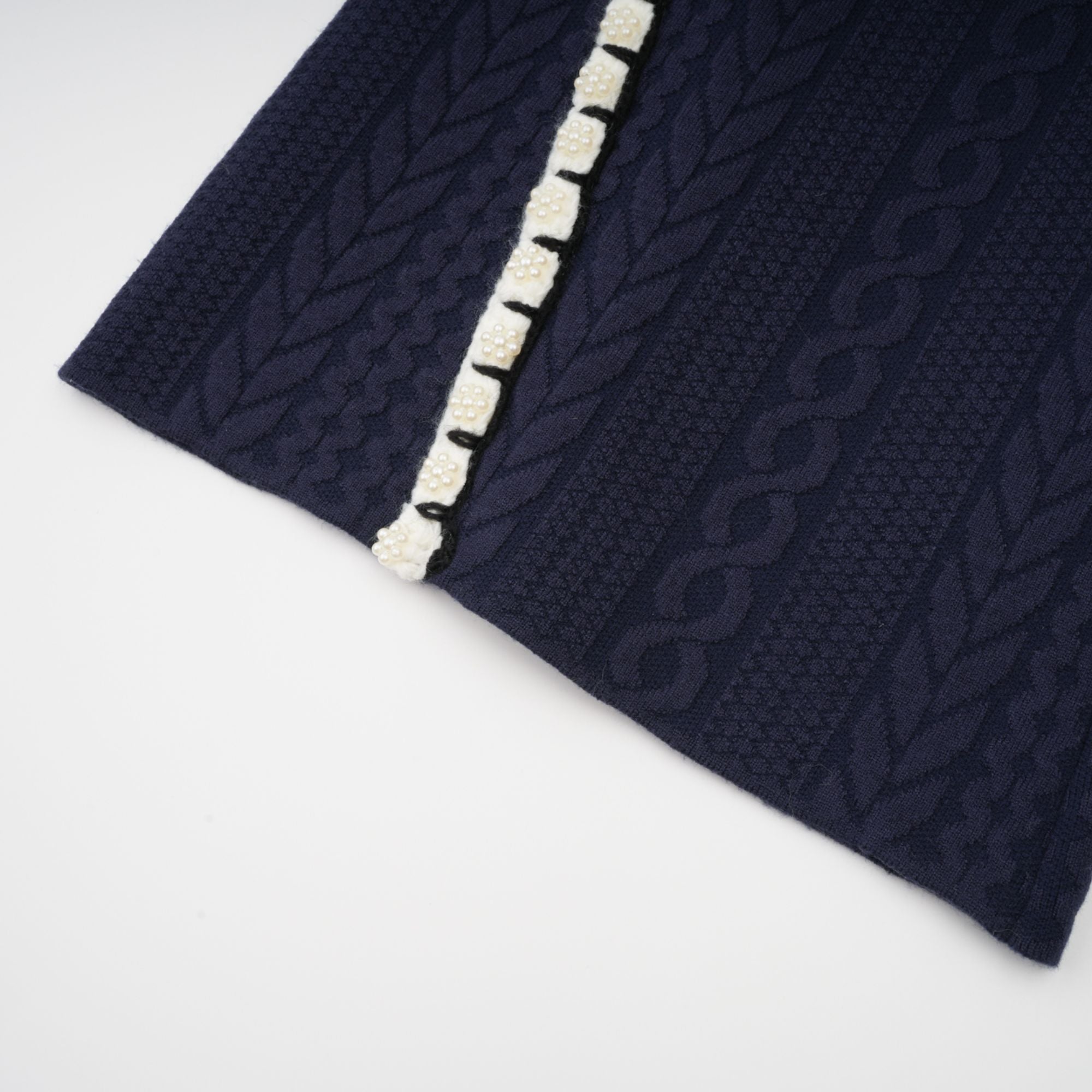 طقم كارديجان وبنطلون كروشيه باللون الأزرق الداكن من Elvira