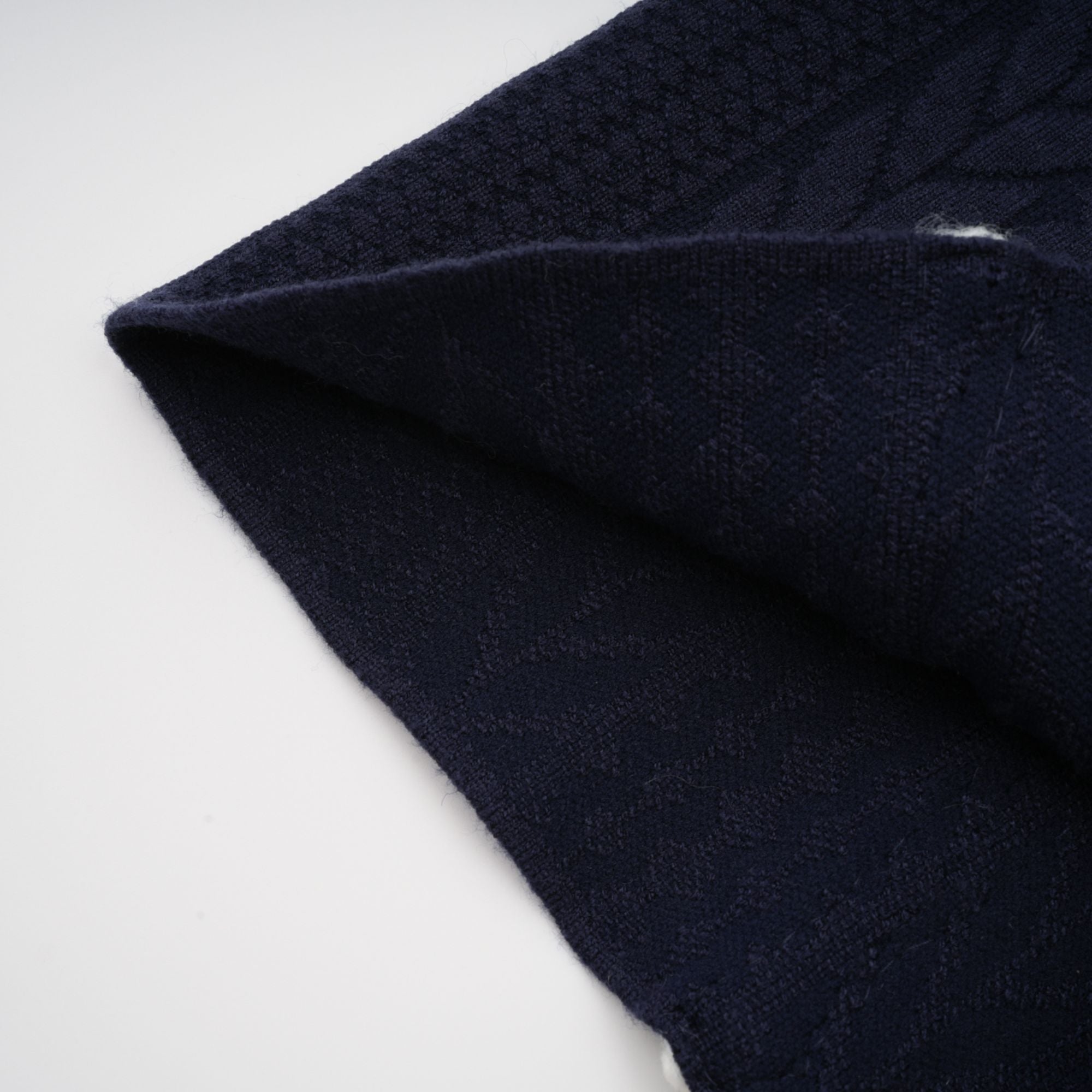 طقم كارديجان وبنطلون كروشيه باللون الأزرق الداكن من Elvira