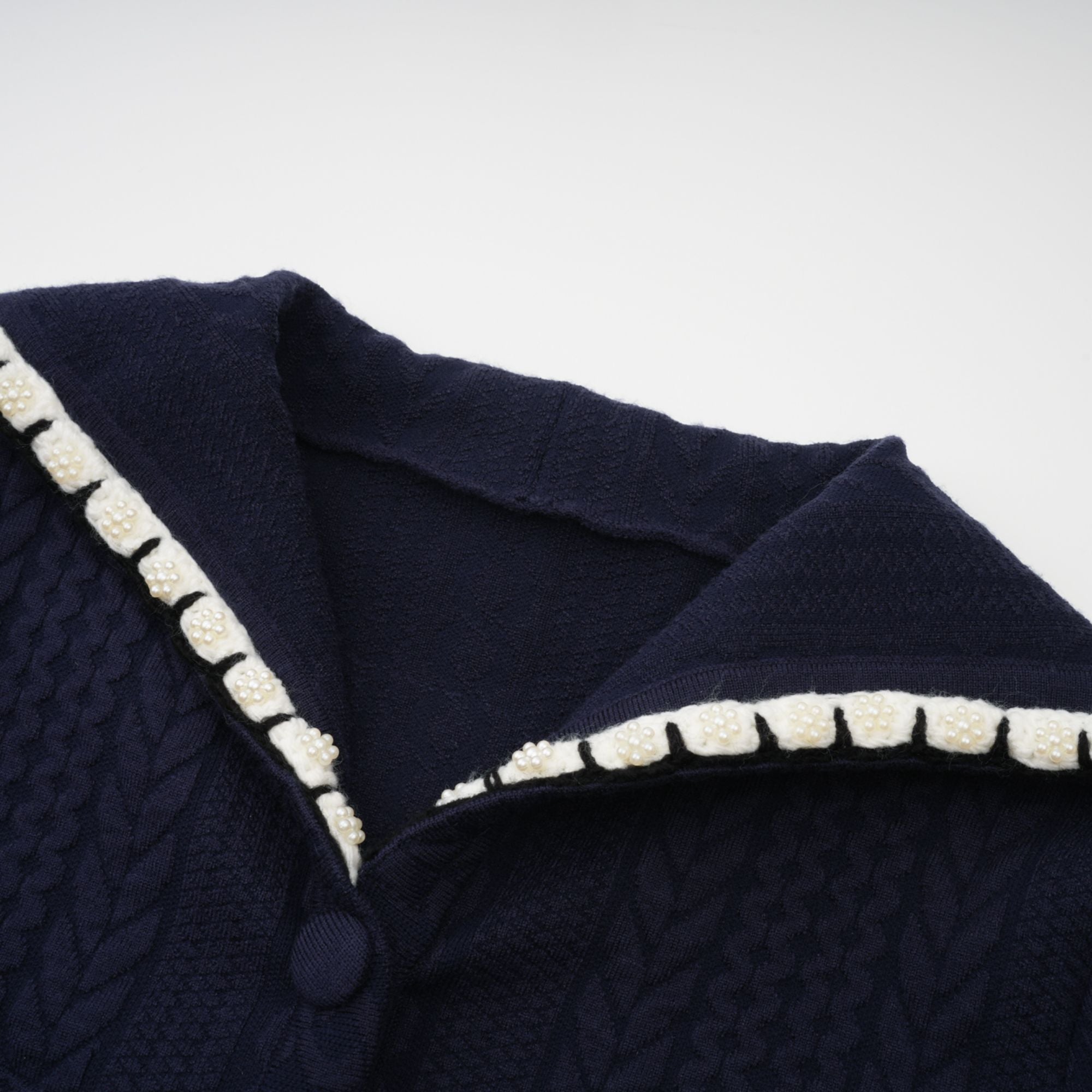 طقم كارديجان وبنطلون كروشيه باللون الأزرق الداكن من Elvira