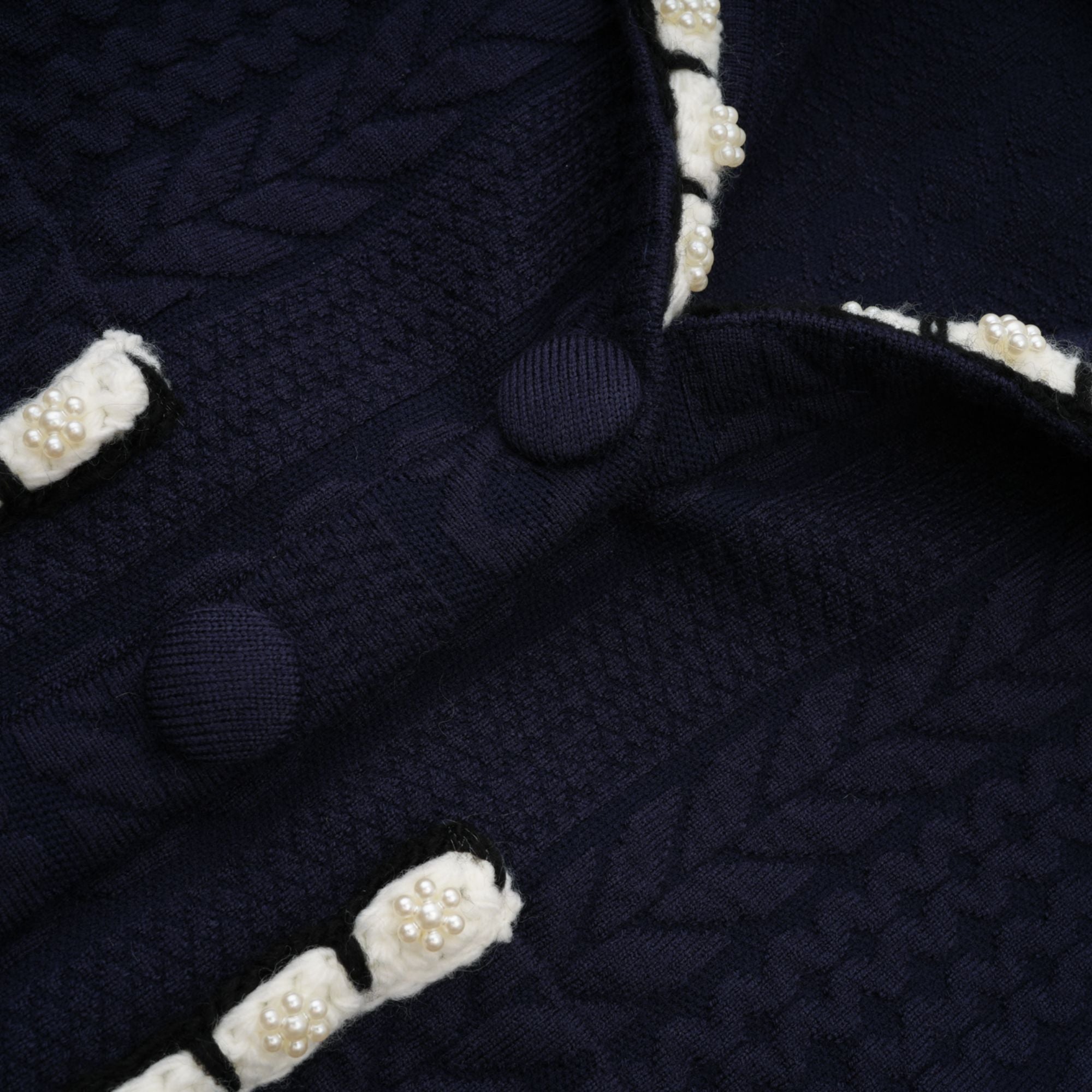 طقم كارديجان وبنطلون كروشيه باللون الأزرق الداكن من Elvira