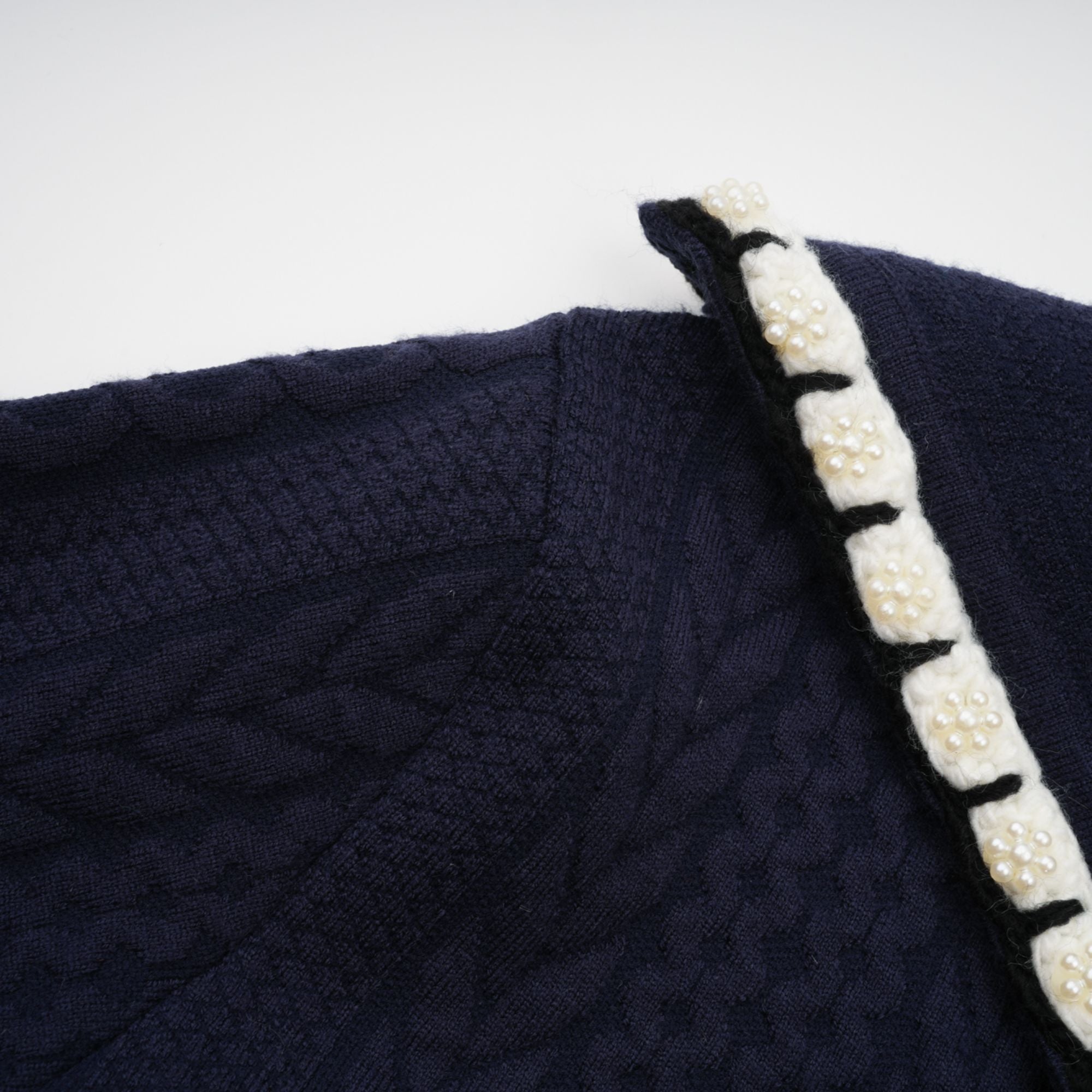 طقم كارديجان وبنطلون كروشيه باللون الأزرق الداكن من Elvira