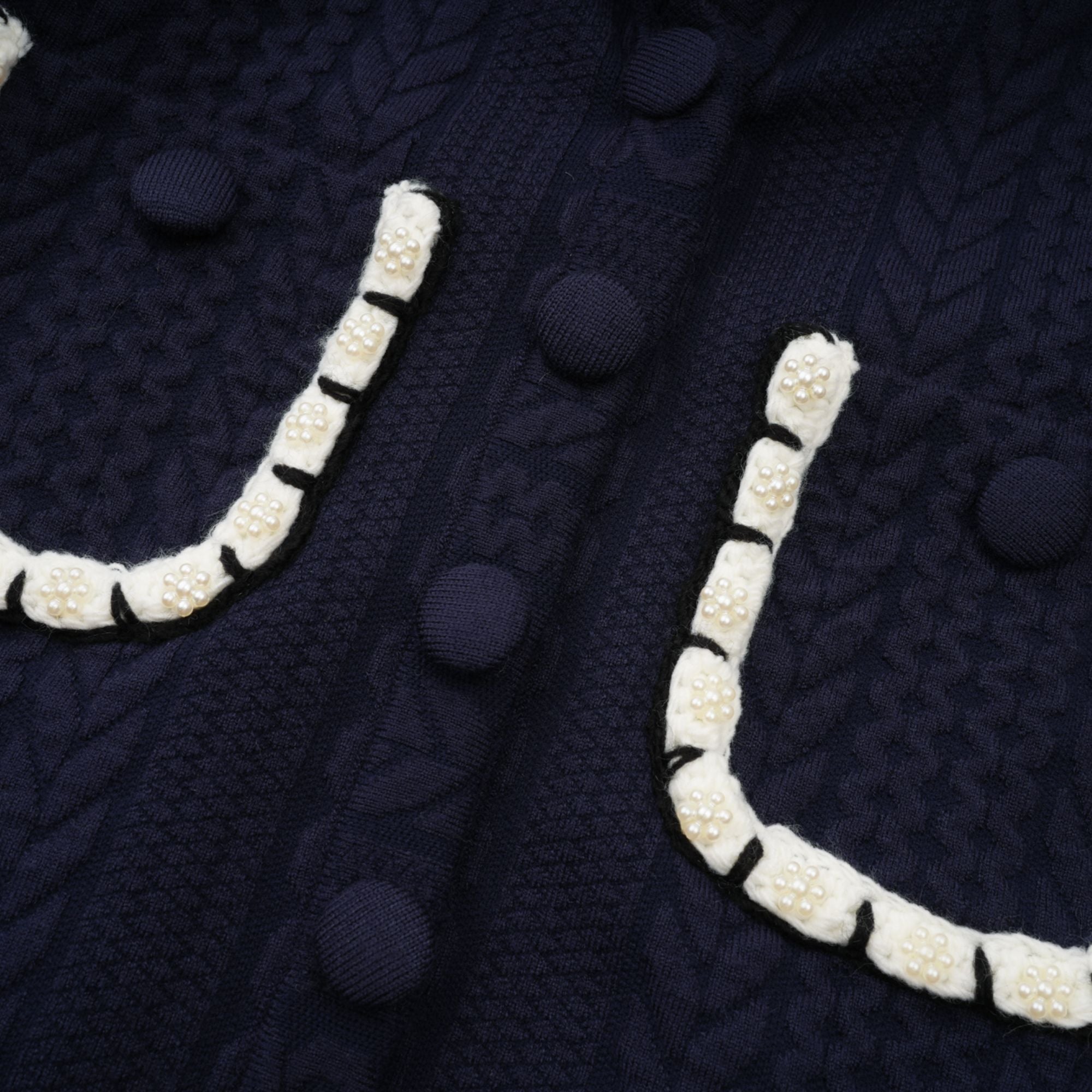 طقم كارديجان وبنطلون كروشيه باللون الأزرق الداكن من Elvira