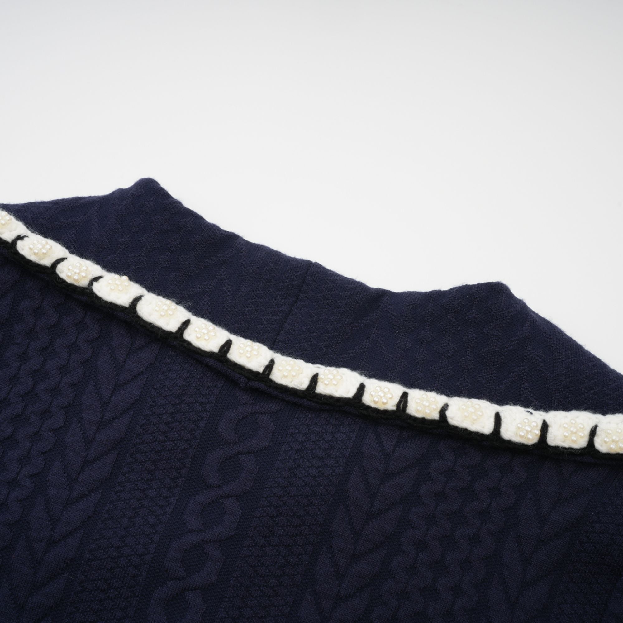 طقم كارديجان وبنطلون كروشيه باللون الأزرق الداكن من Elvira