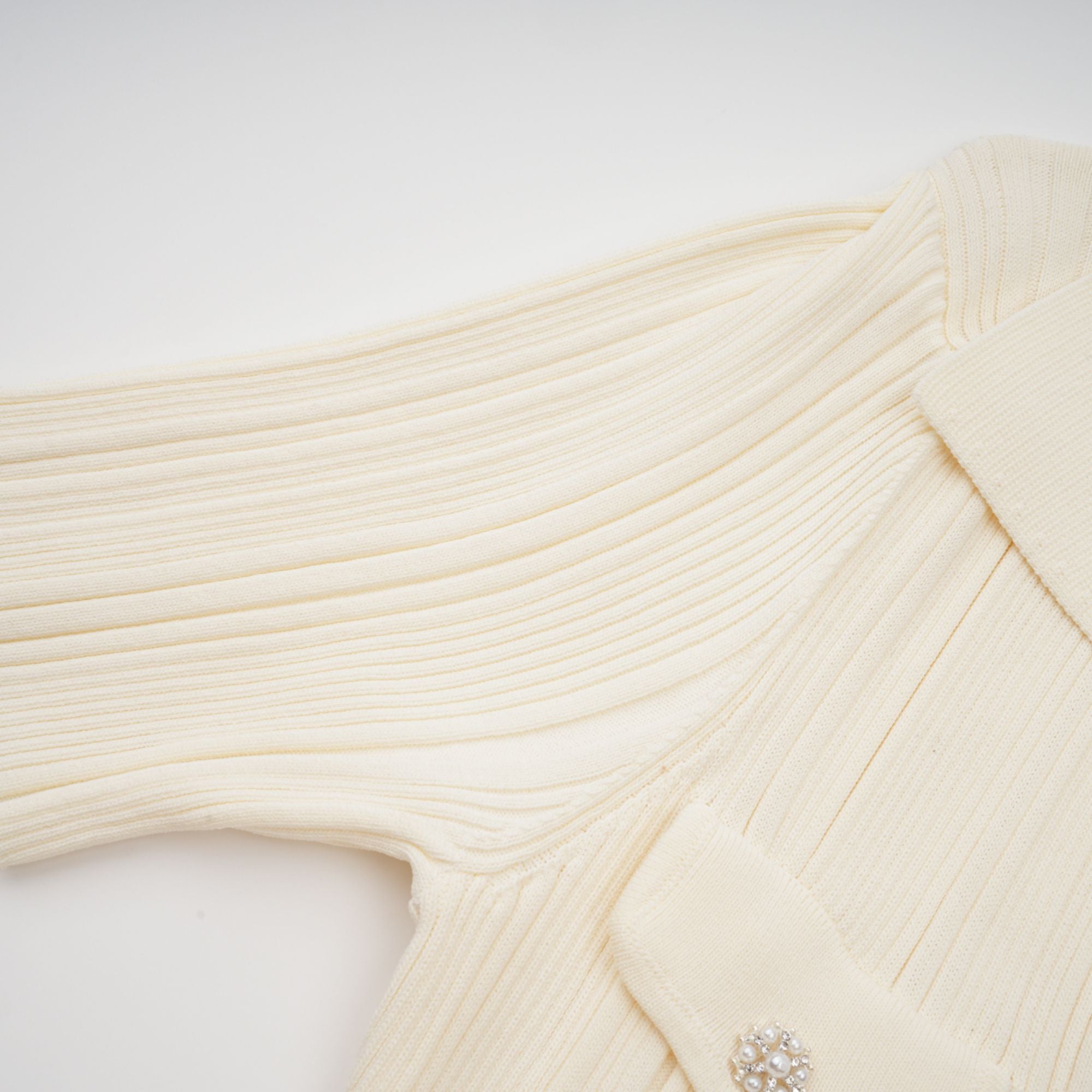 فستان نوريا متوسط الطول مضلع بألوان محايدة