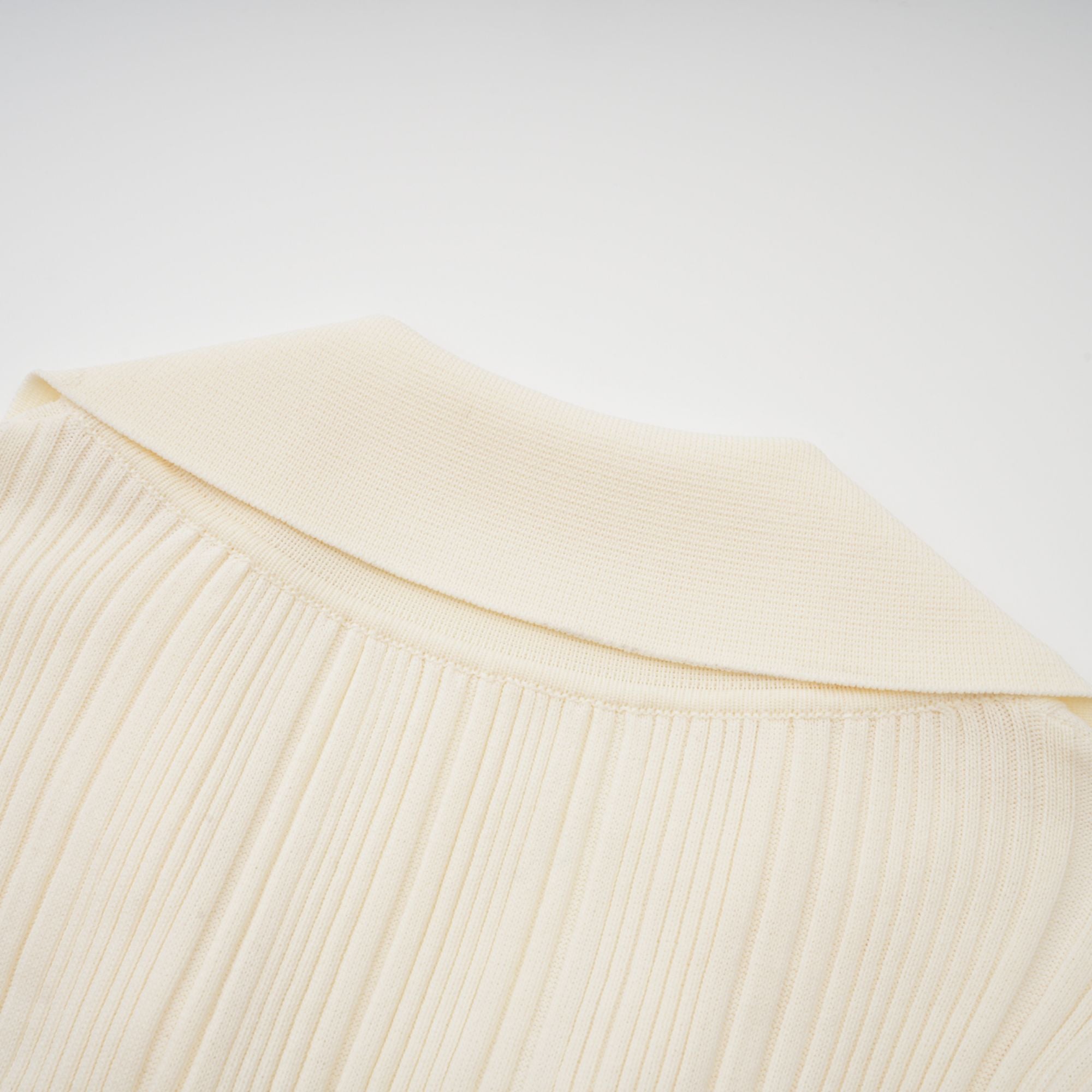 فستان نوريا متوسط الطول مضلع بألوان محايدة