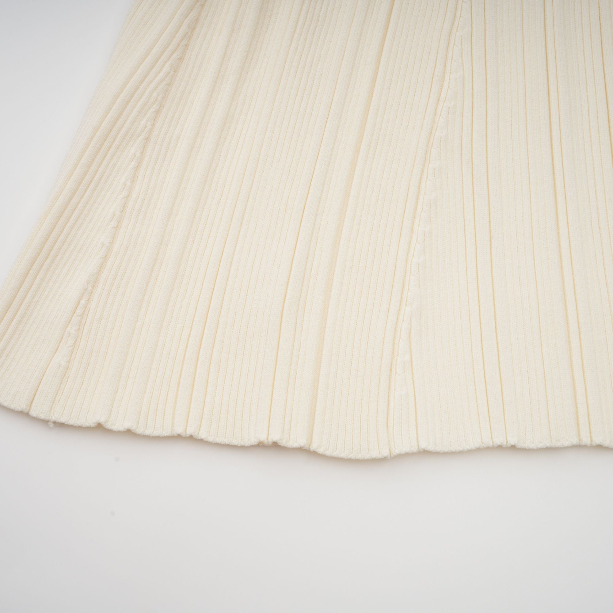 فستان نوريا متوسط الطول مضلع بألوان محايدة