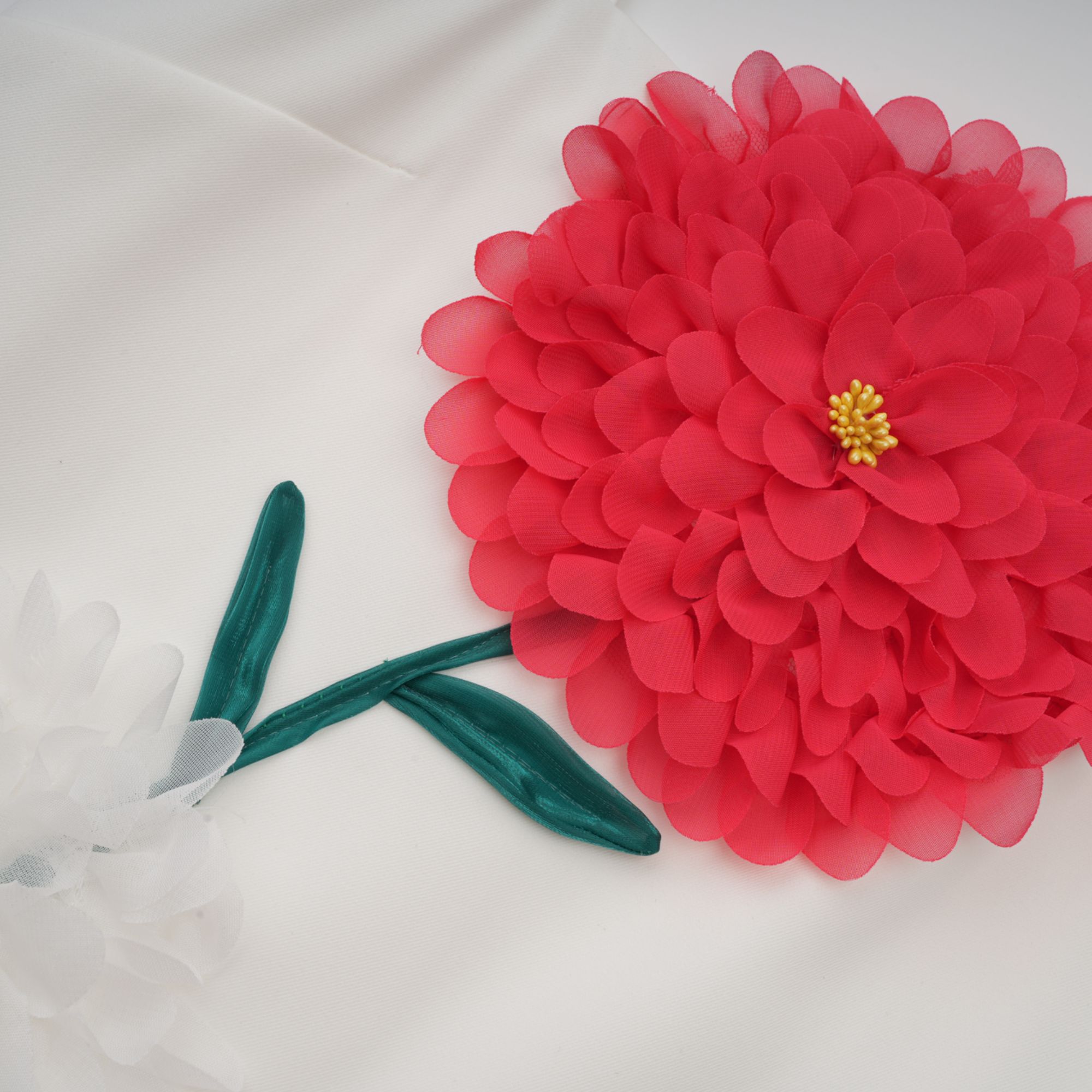 فستان فيرونيك الأبيض القصير بدون أكمام بتصميم بتلات ثلاثية الأبعاد