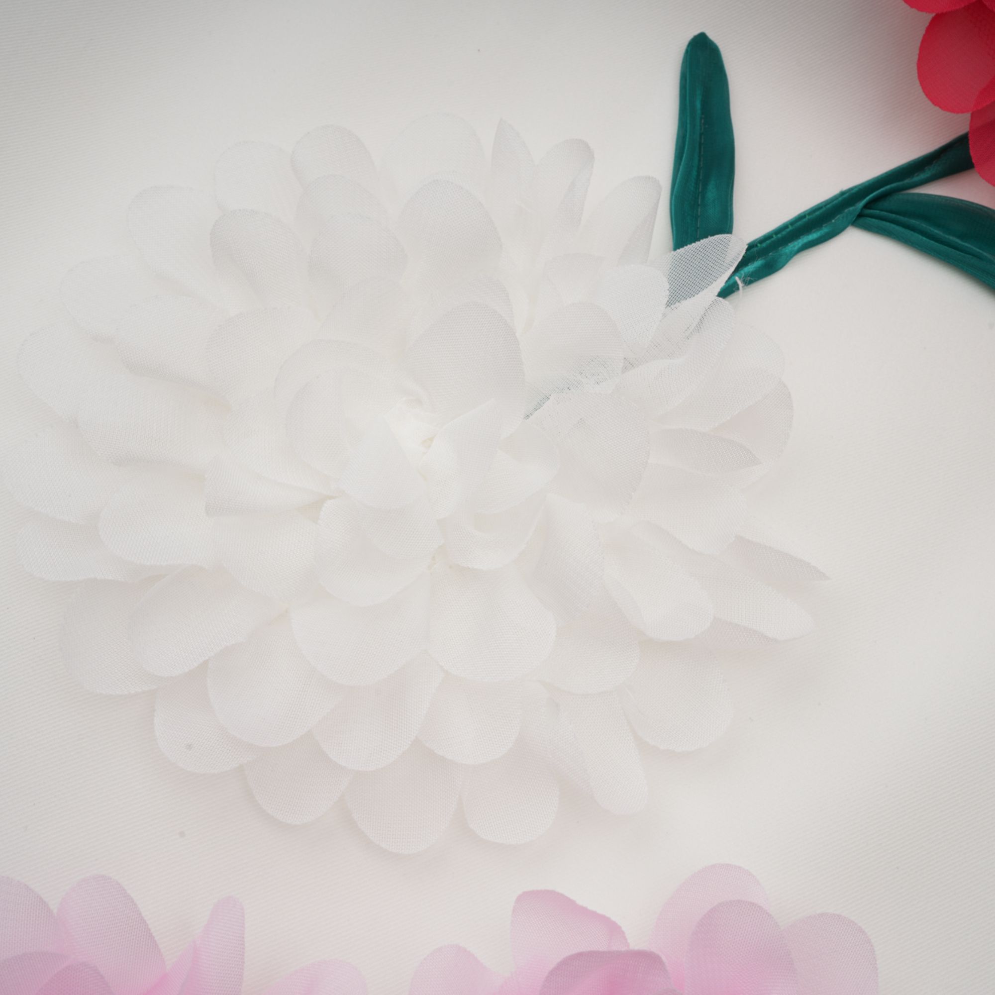 فستان فيرونيك الأبيض القصير بدون أكمام بتصميم بتلات ثلاثية الأبعاد