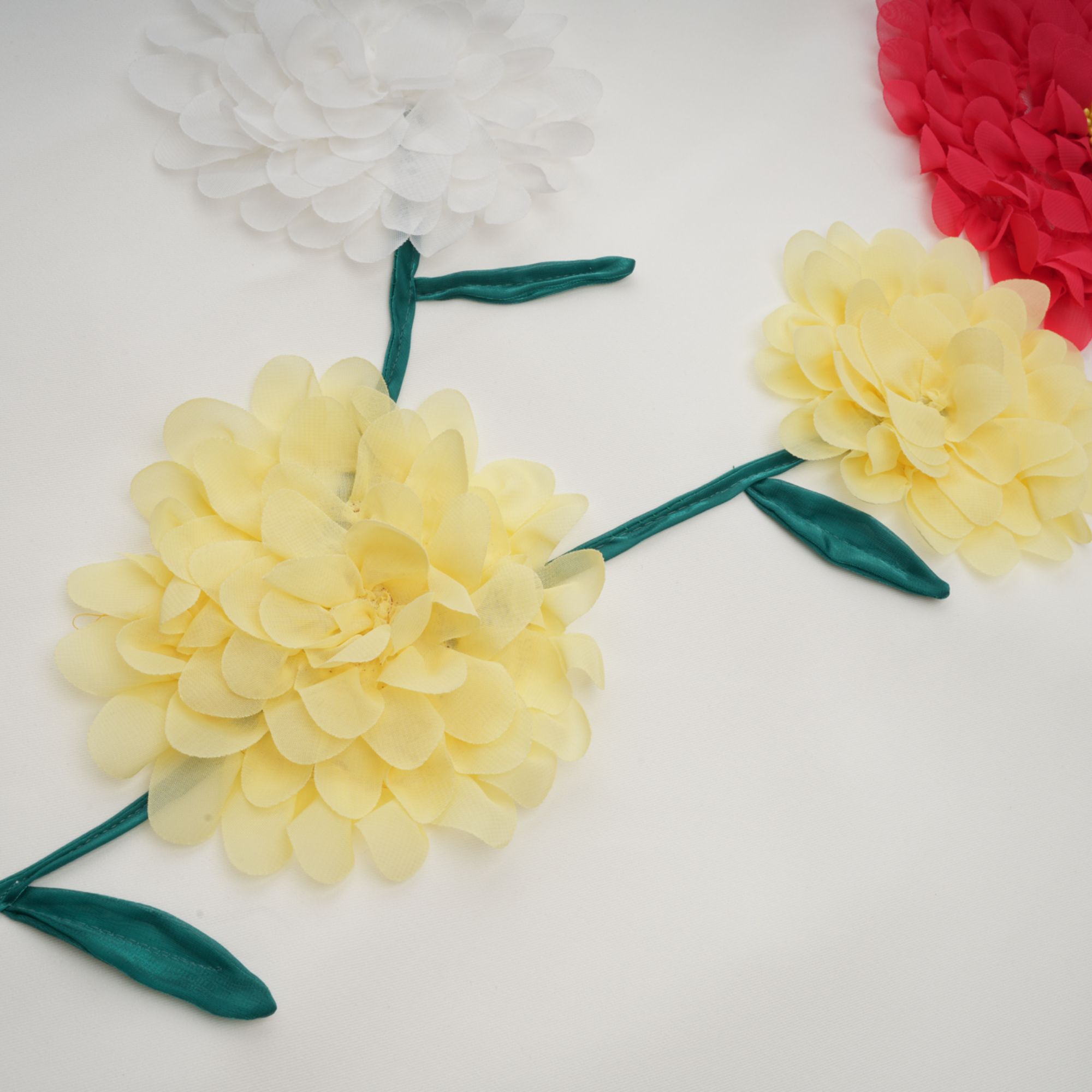 فستان فيرونيك الأبيض القصير بدون أكمام بتصميم بتلات ثلاثية الأبعاد