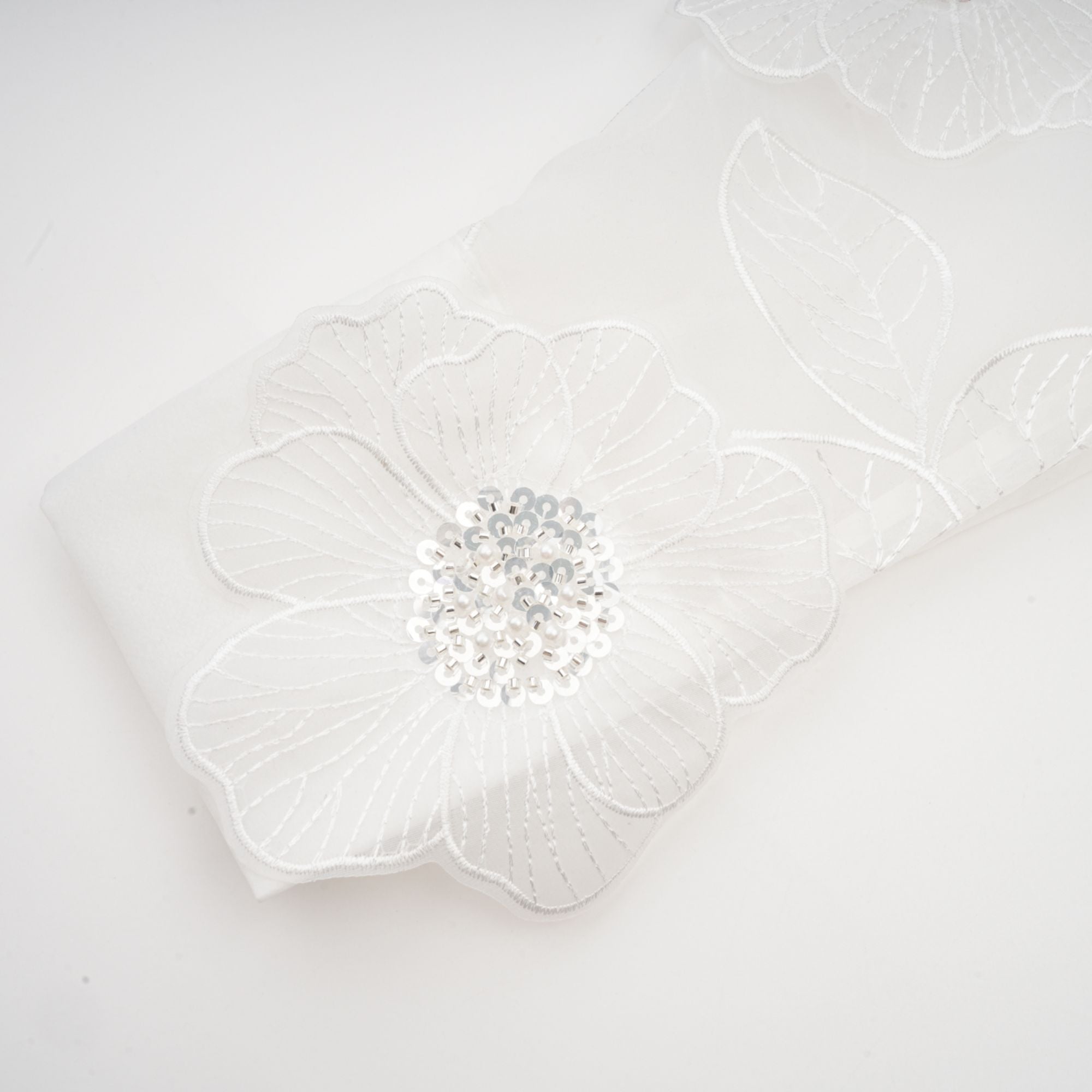 قميص بياتريكس شبه شفاف مزين باللون الأبيض