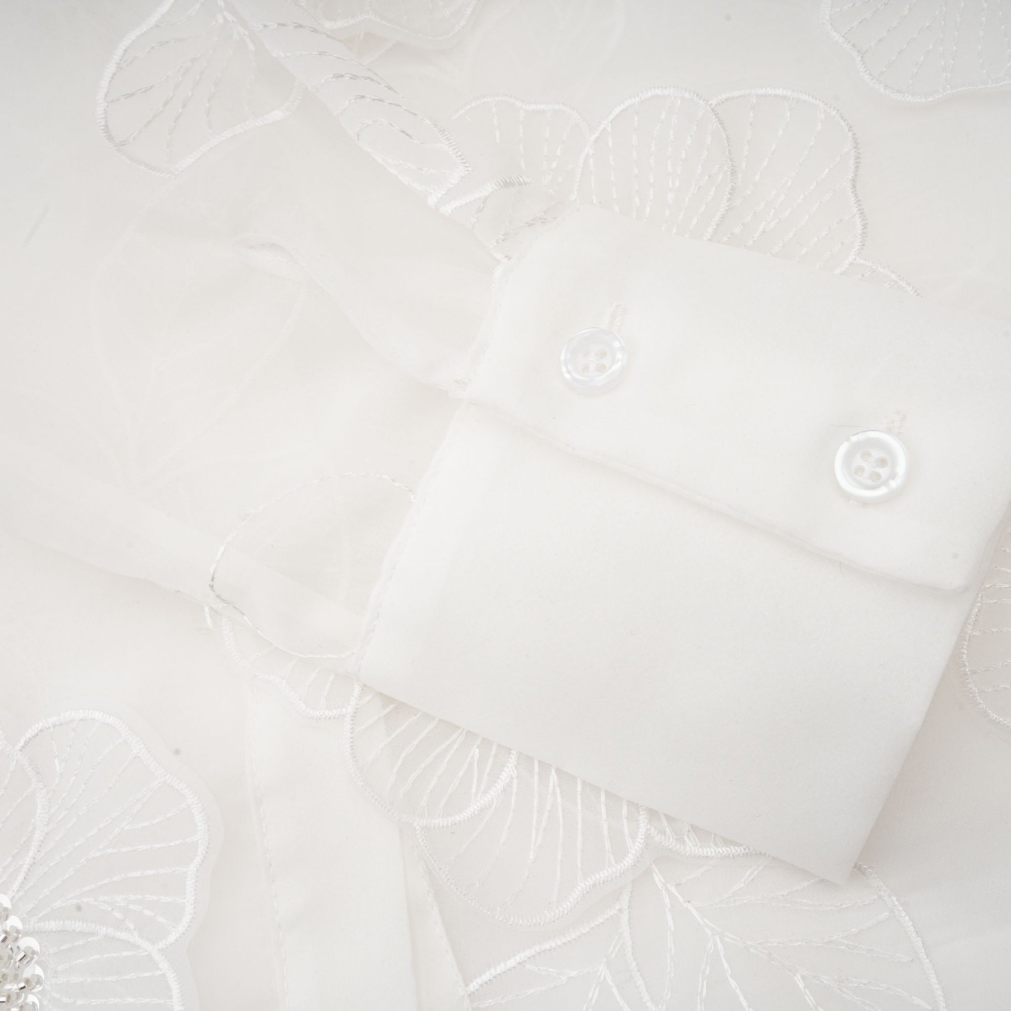 قميص بياتريكس شبه شفاف مزين باللون الأبيض