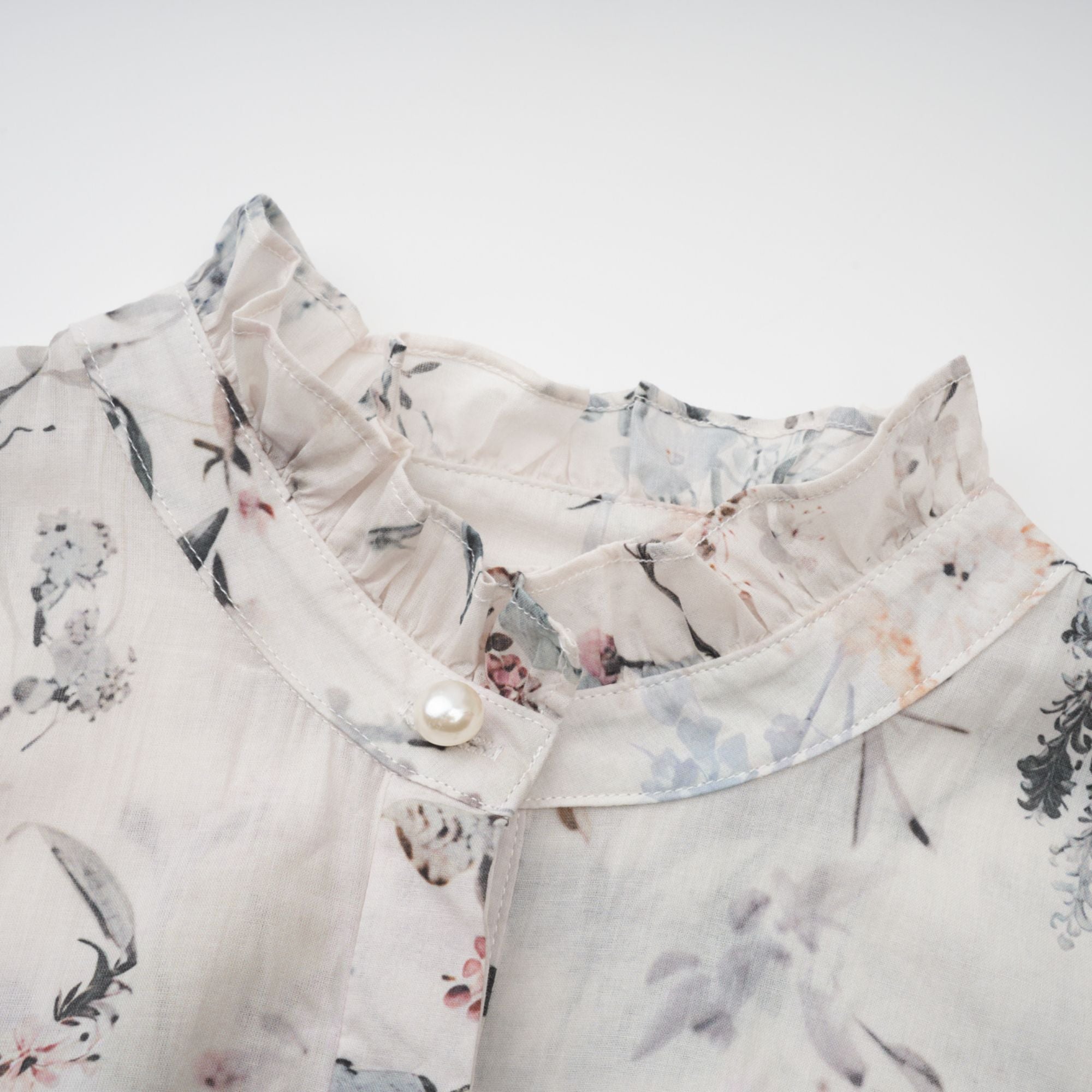 فستان هيلويز الأبيض الصيفي متوسط الطول بطبعة زهور