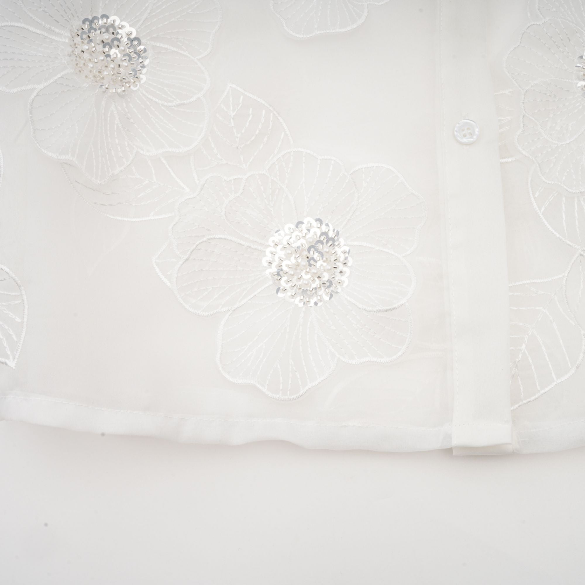 قميص بياتريكس شبه شفاف مزين باللون الأبيض