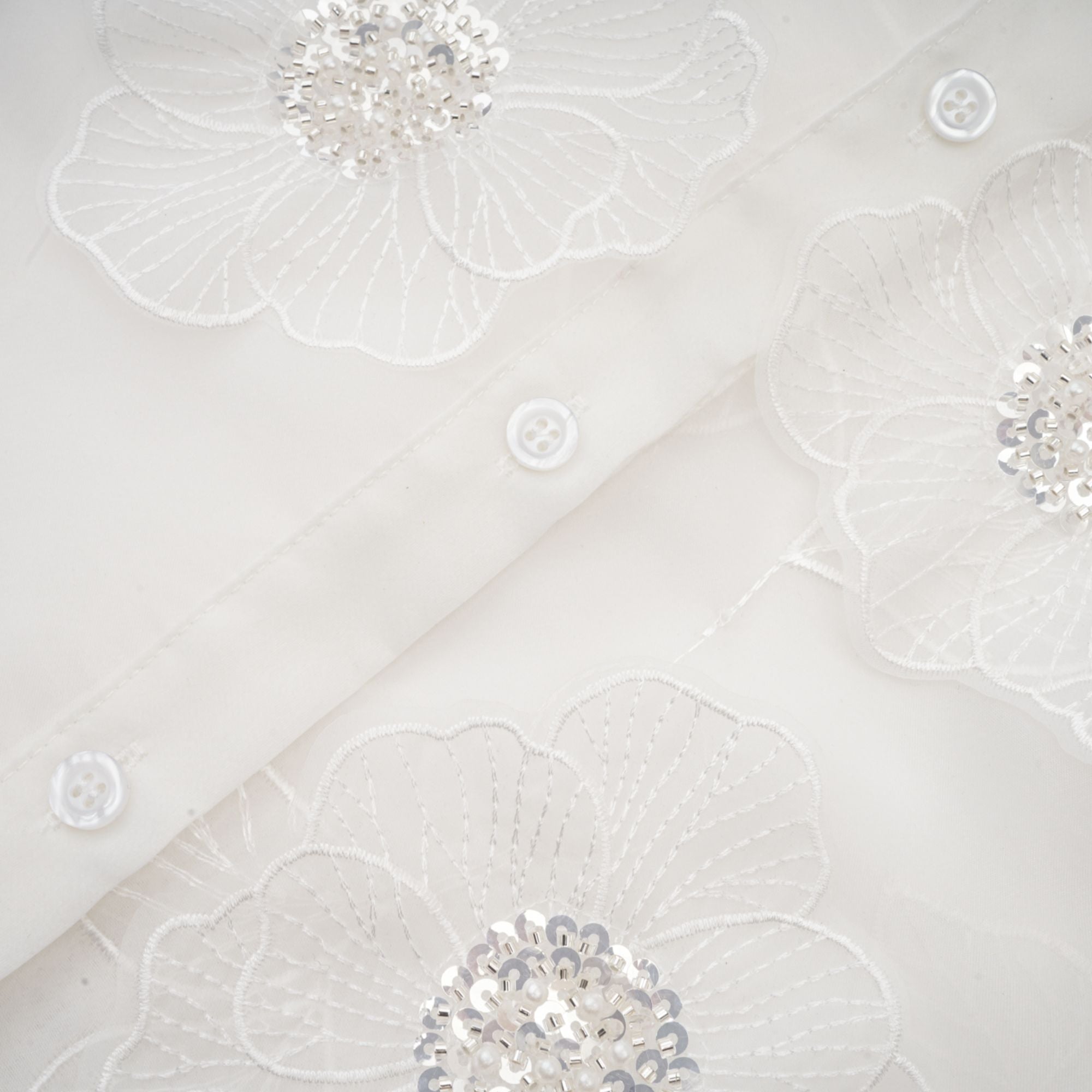 قميص بياتريكس شبه شفاف مزين باللون الأبيض