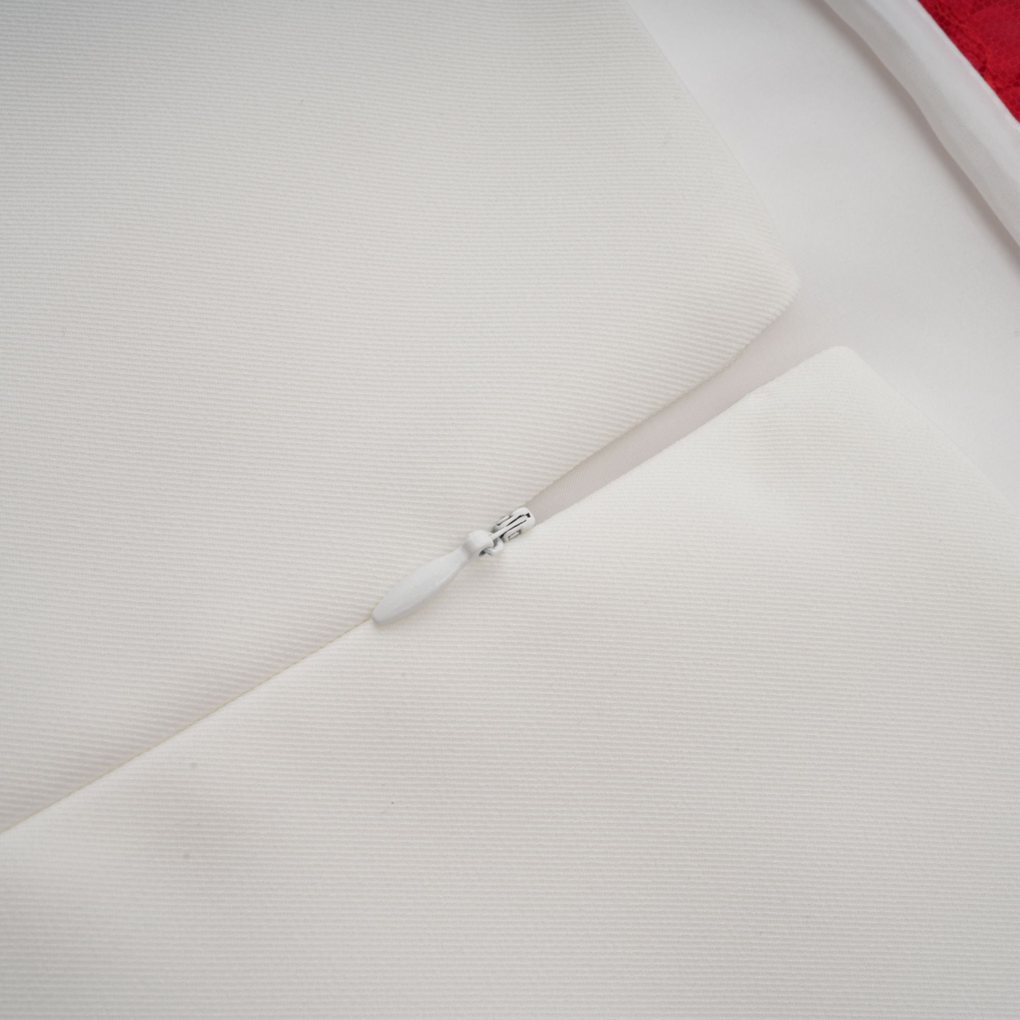 فستان فيرونيك الأبيض القصير بدون أكمام بتصميم بتلات ثلاثية الأبعاد