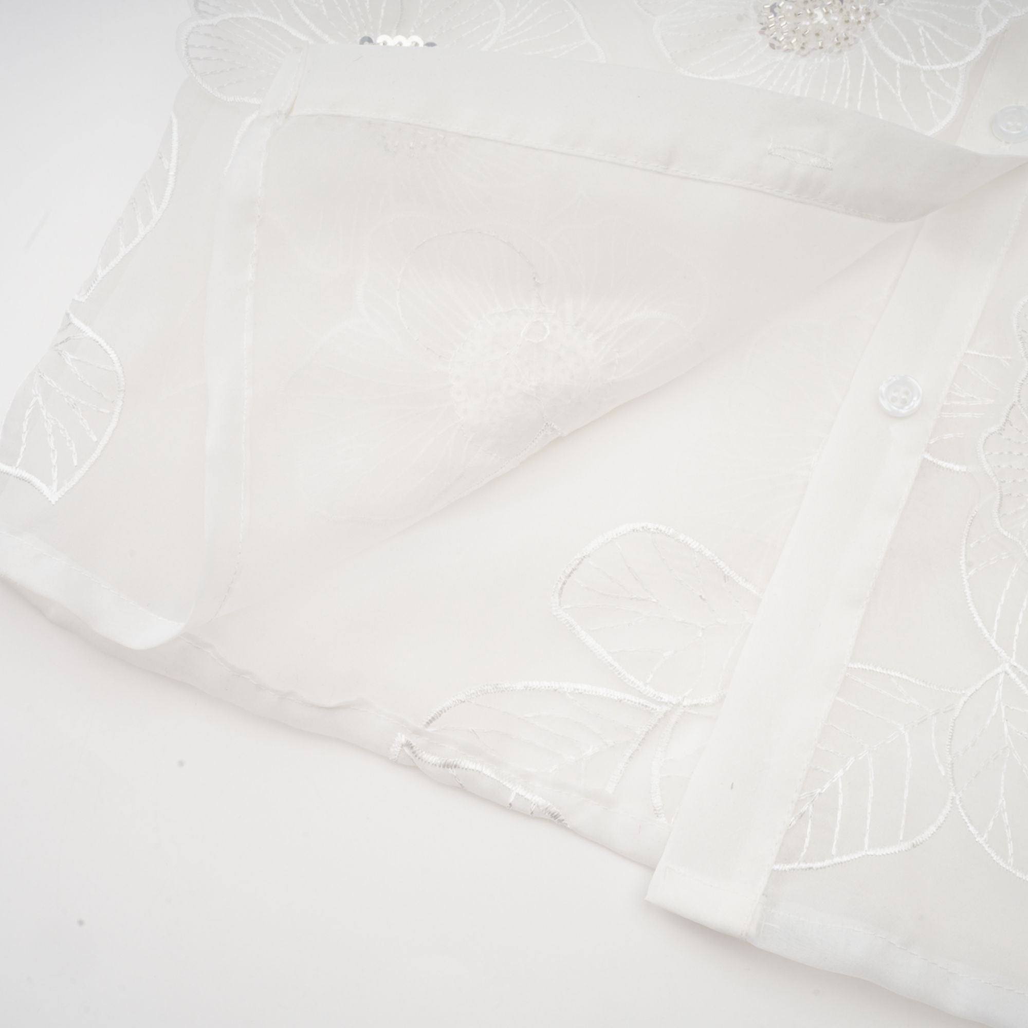 قميص بياتريكس شبه شفاف مزين باللون الأبيض