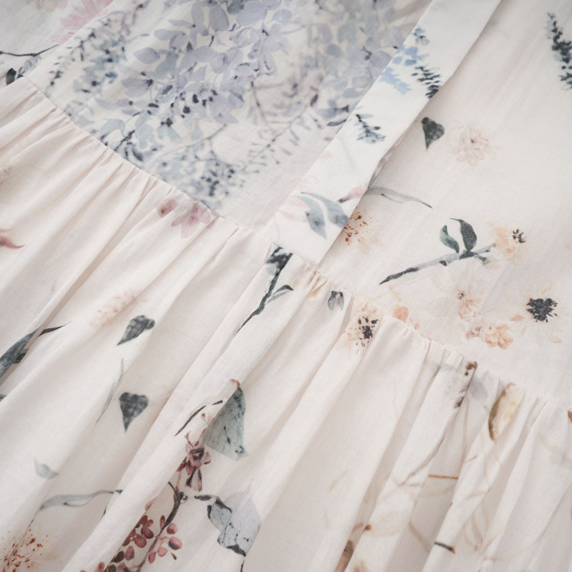 فستان هيلويز الأبيض الصيفي متوسط الطول بطبعة زهور