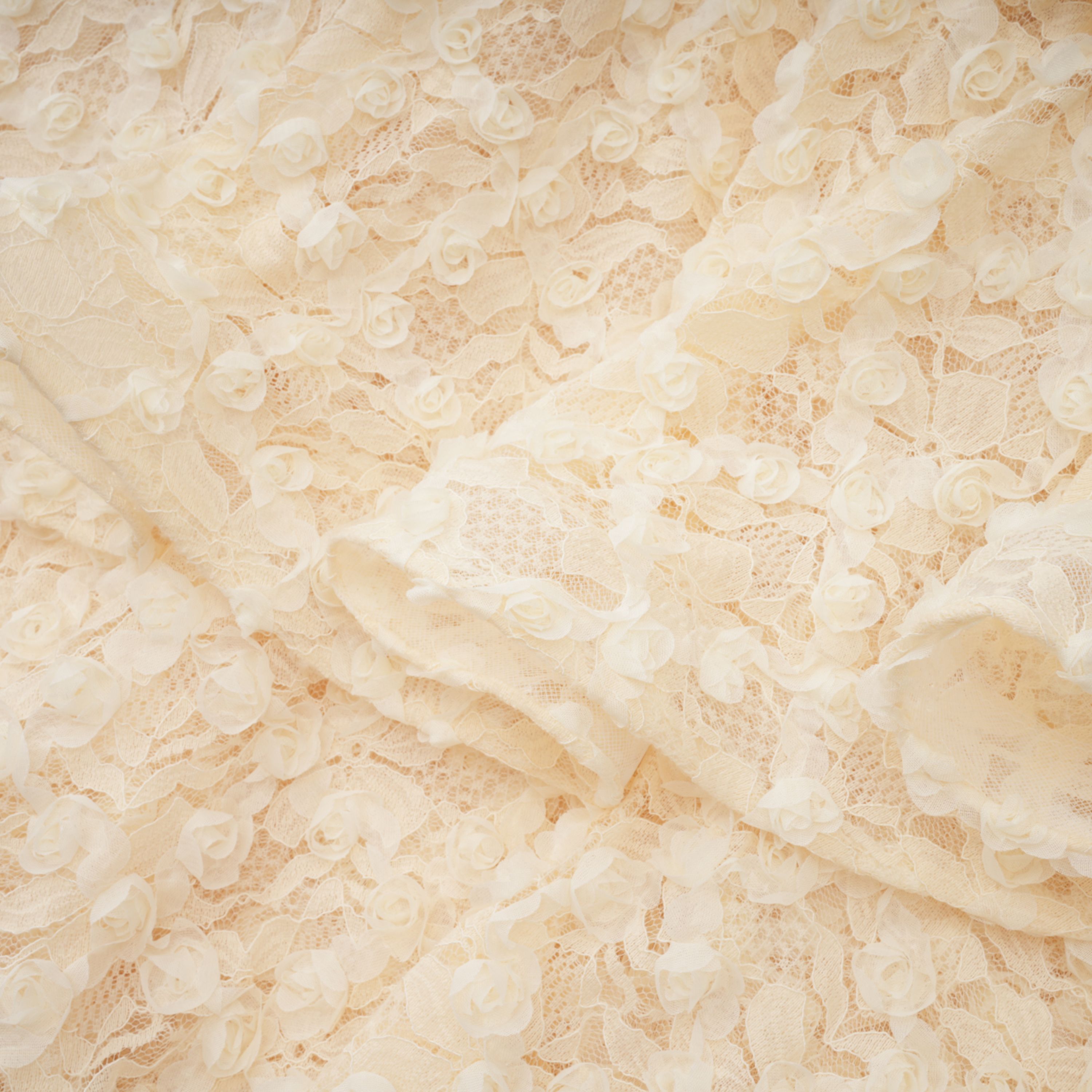 فستان ماكسي هالّا متعدد الطبقات من الدانتيل المزهر بلون محايد