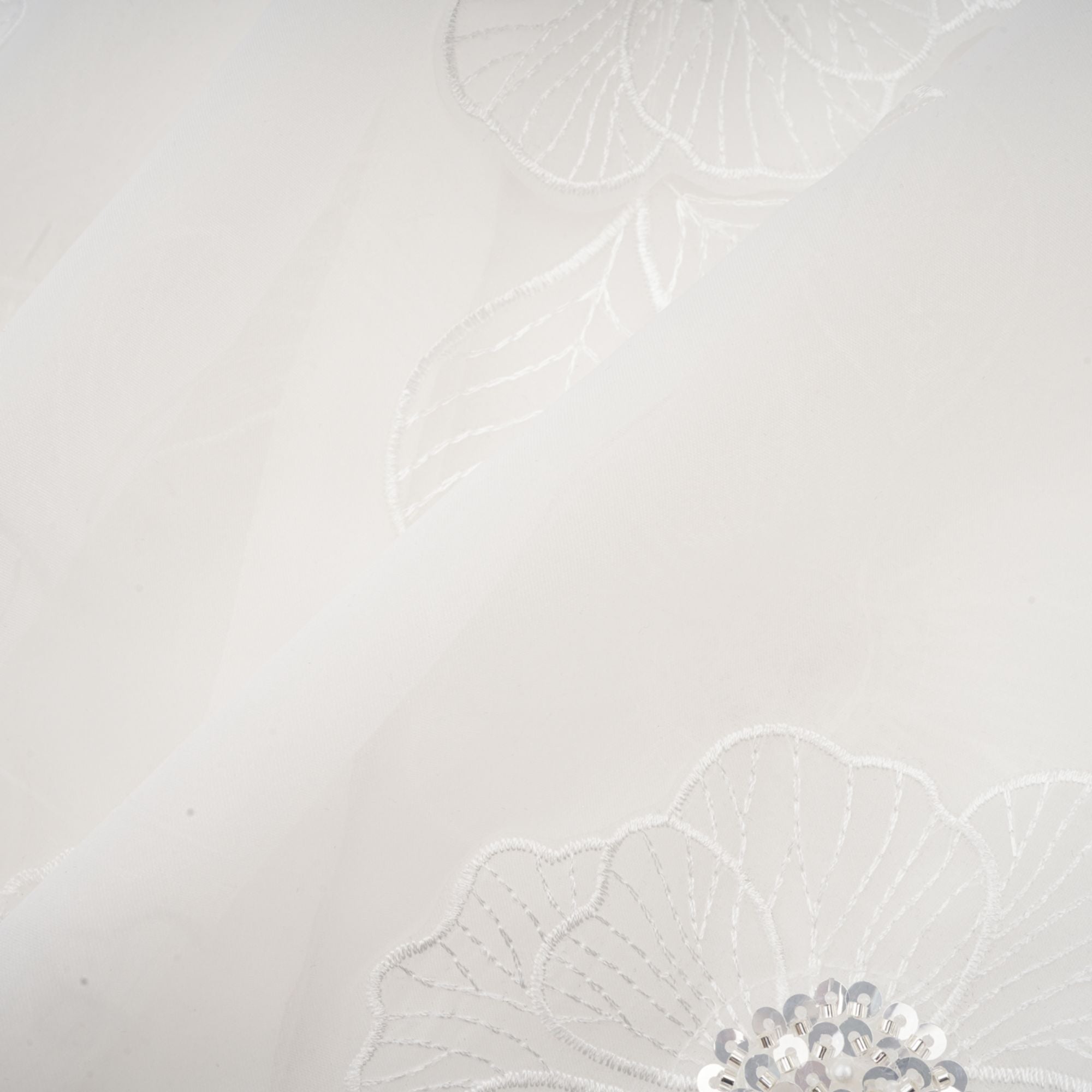 قميص بياتريكس شبه شفاف مزين باللون الأبيض