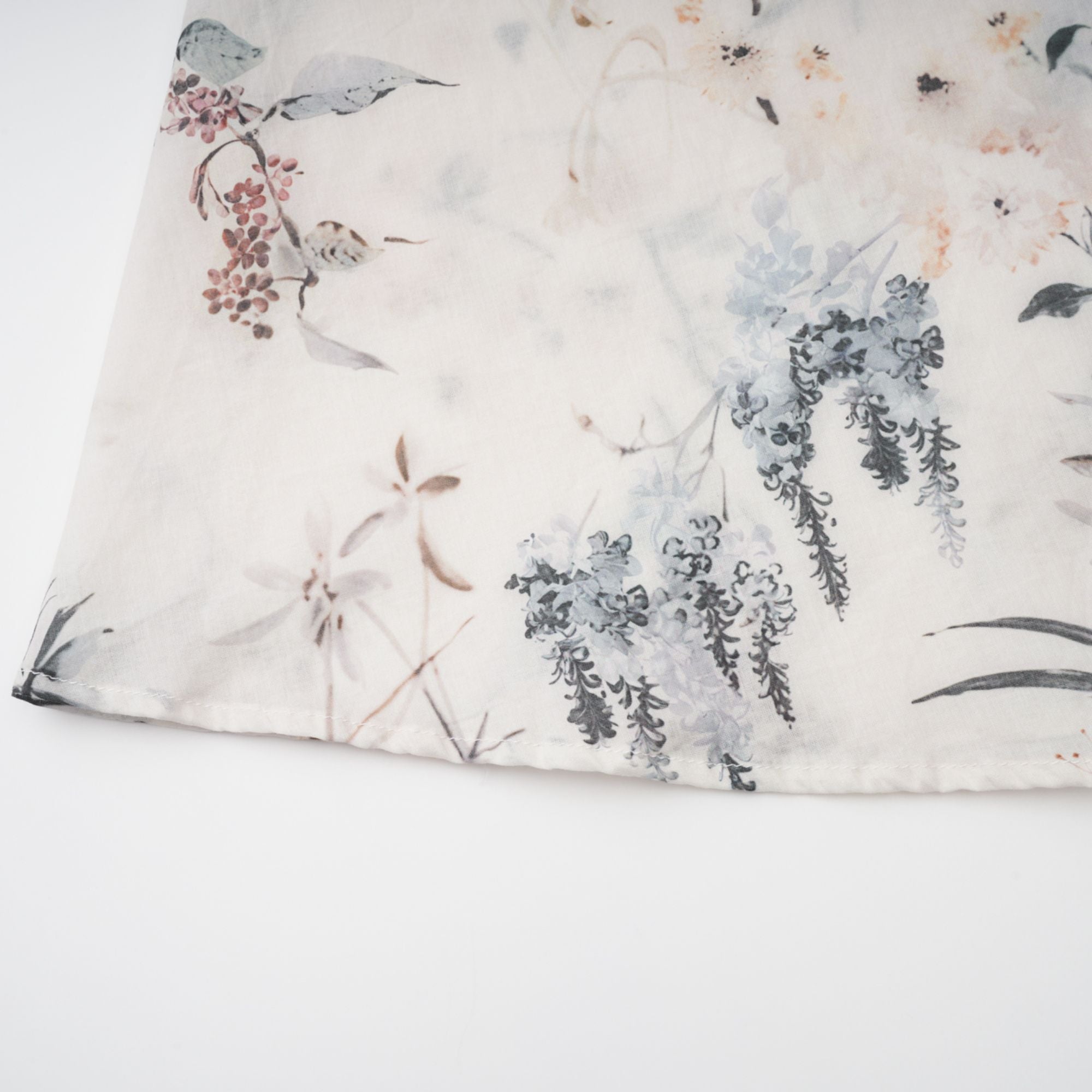 فستان هيلويز الأبيض الصيفي متوسط الطول بطبعة زهور