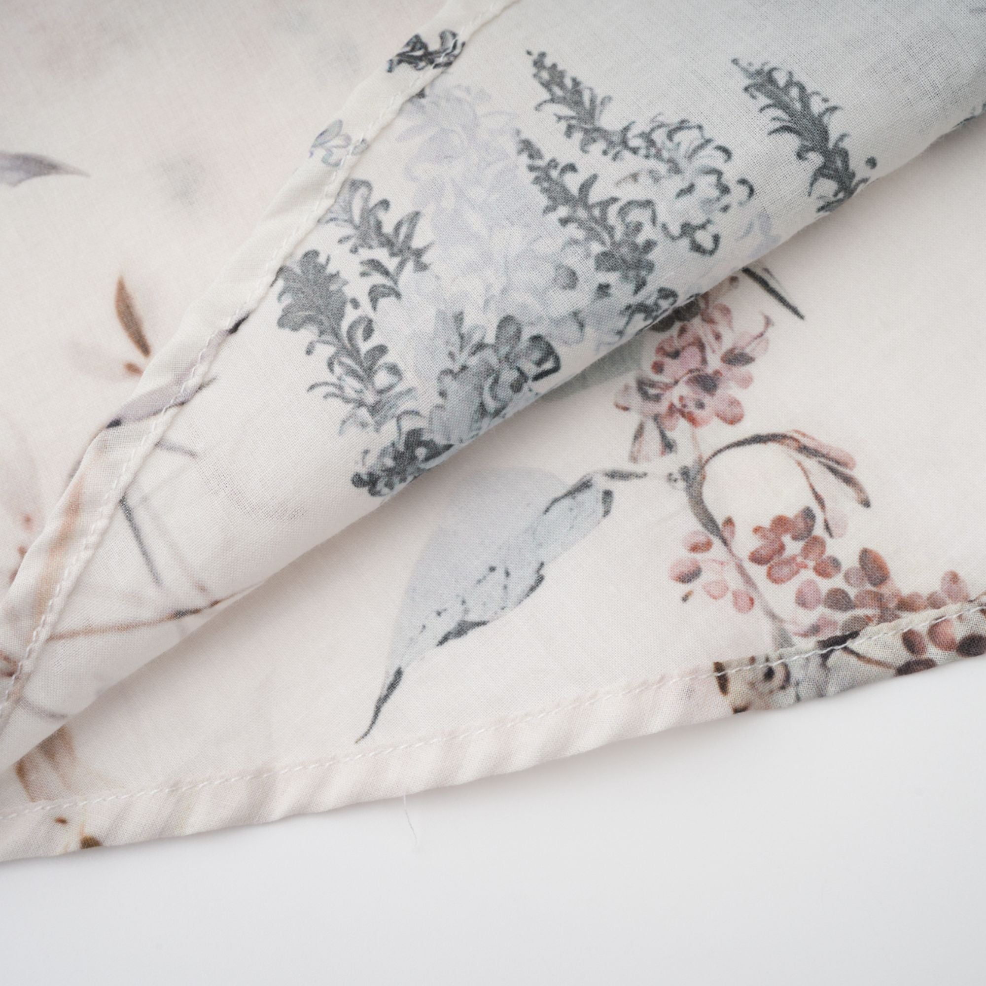 فستان هيلويز الأبيض الصيفي متوسط الطول بطبعة زهور